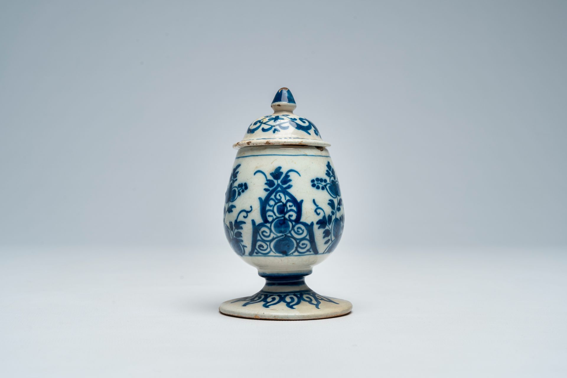 A Dutch Delft blue and white mustard jar and cover, 18th C. - Bild 3 aus 7