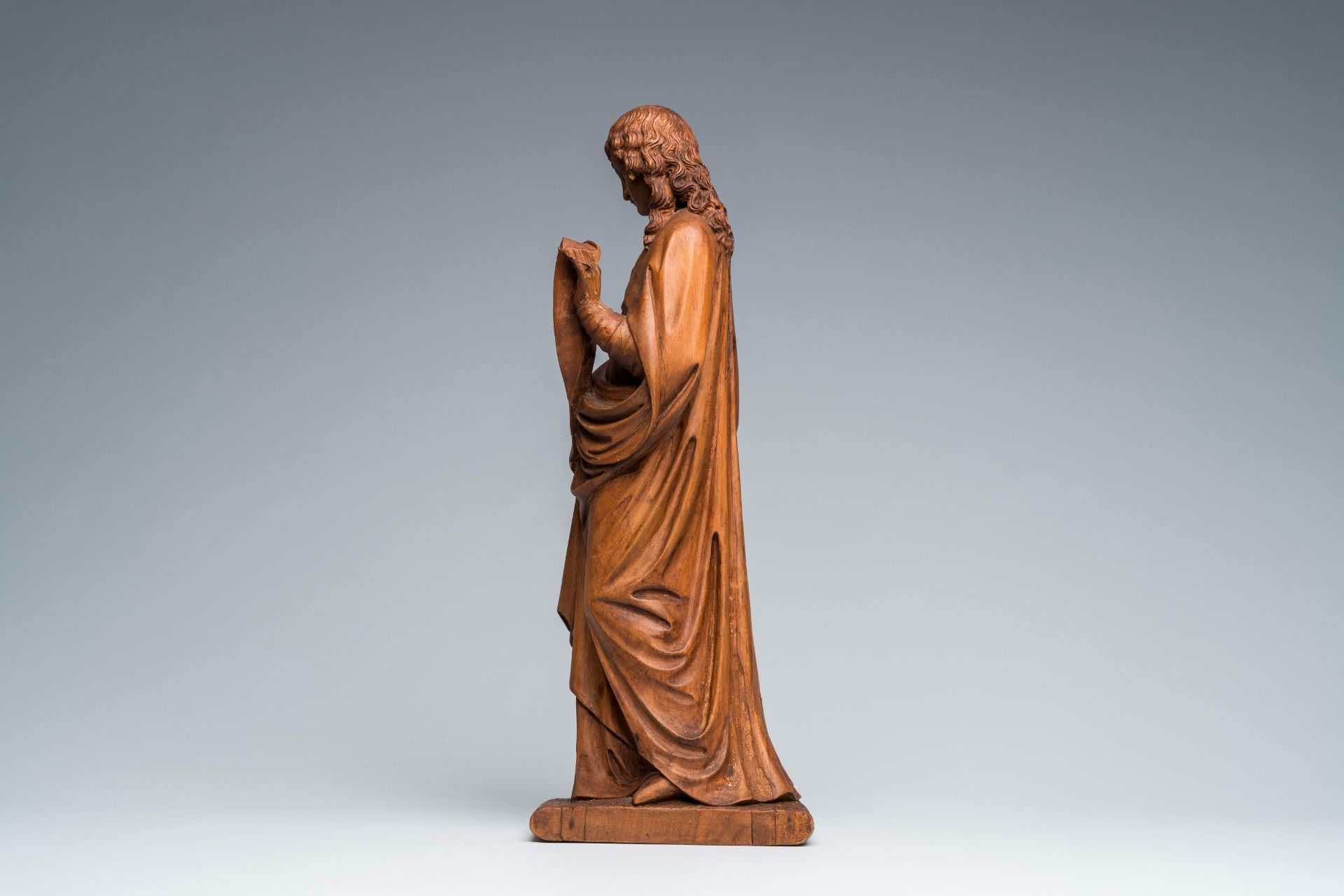 A Flemish Gothic Revival carved wood altar angel with traces of polychromy, 19th C. - Image 3 of 8
