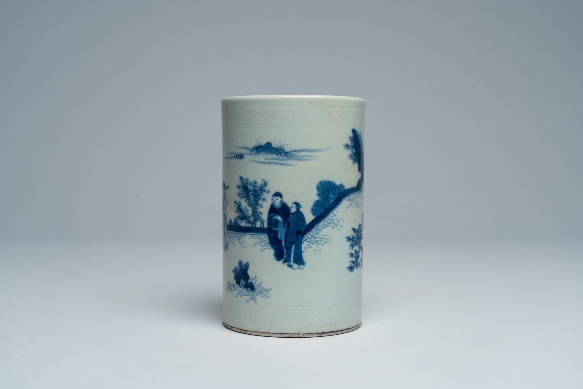 A Chinese blue and white Transitional style brush pot with figures in a landscape, 19th/20th C. - Image 3 of 7
