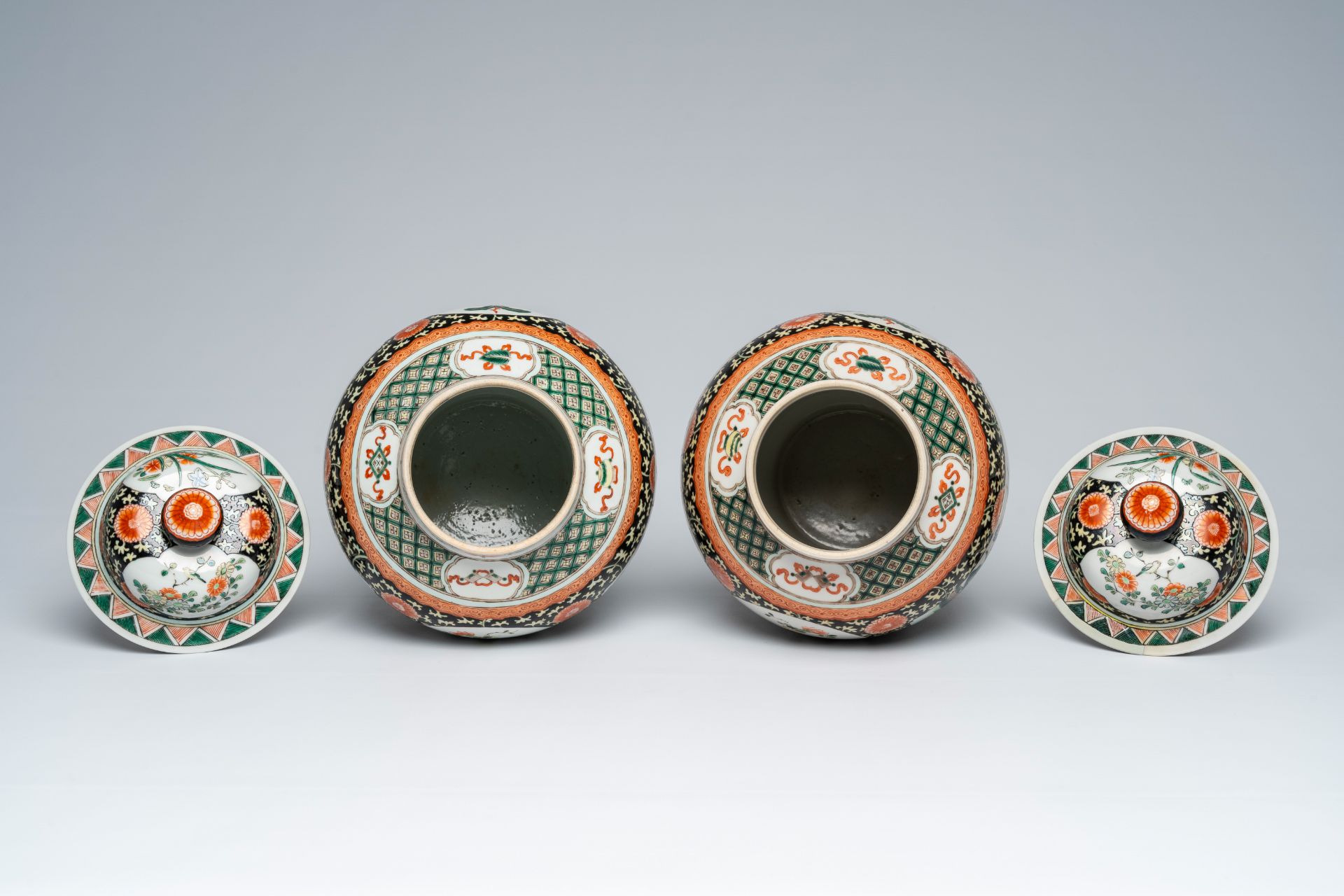 A pair of Chinese famille verte vases and covers with birds on blossoming branches, 19th C. - Image 5 of 6