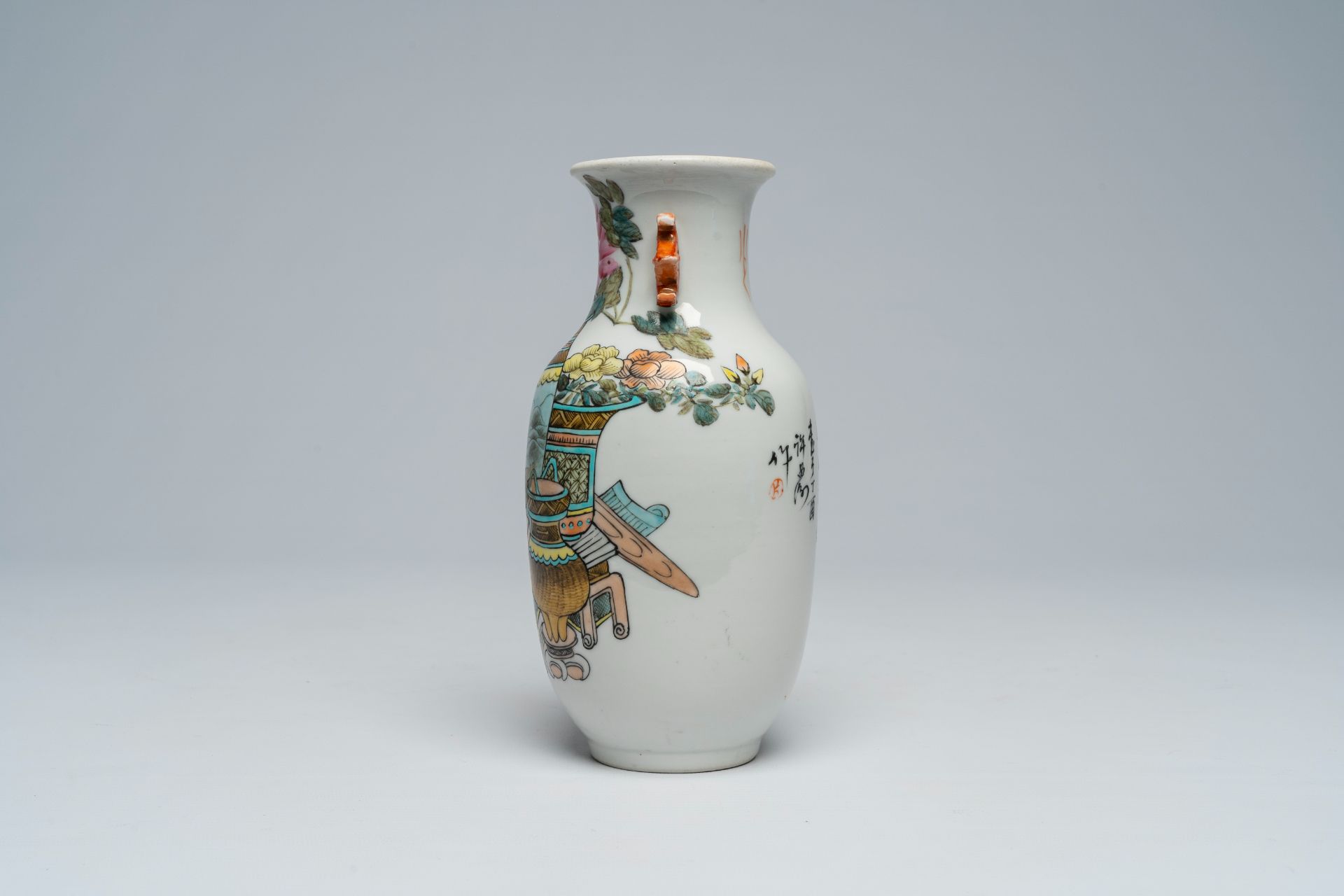 A Chinese qianjiang cai 'antiquities' vase, 19th/20th C. - Image 2 of 6