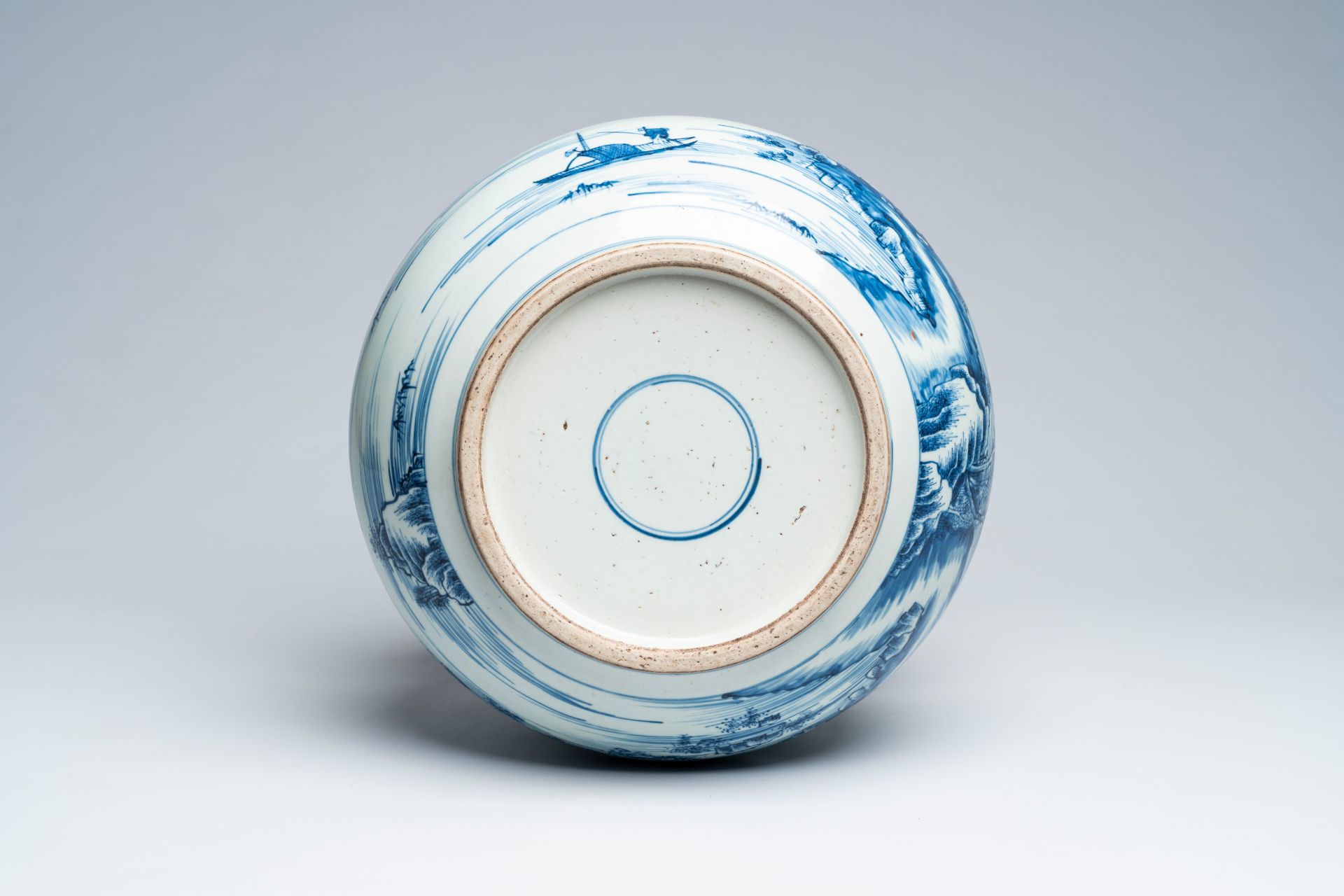 A large Chinese blue and white censer with a river landscape, 18th C. or later - Image 8 of 8