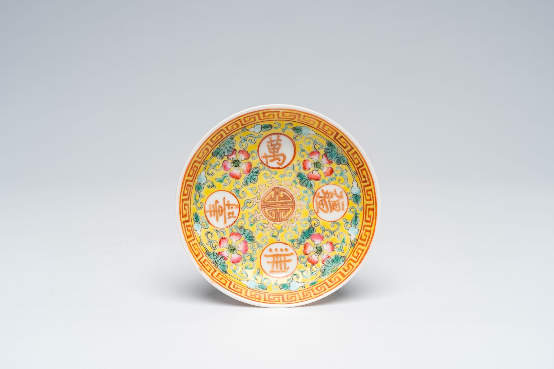 A varied collection of Chinese and Japanese porcelain, 18th C. and later - Image 8 of 9