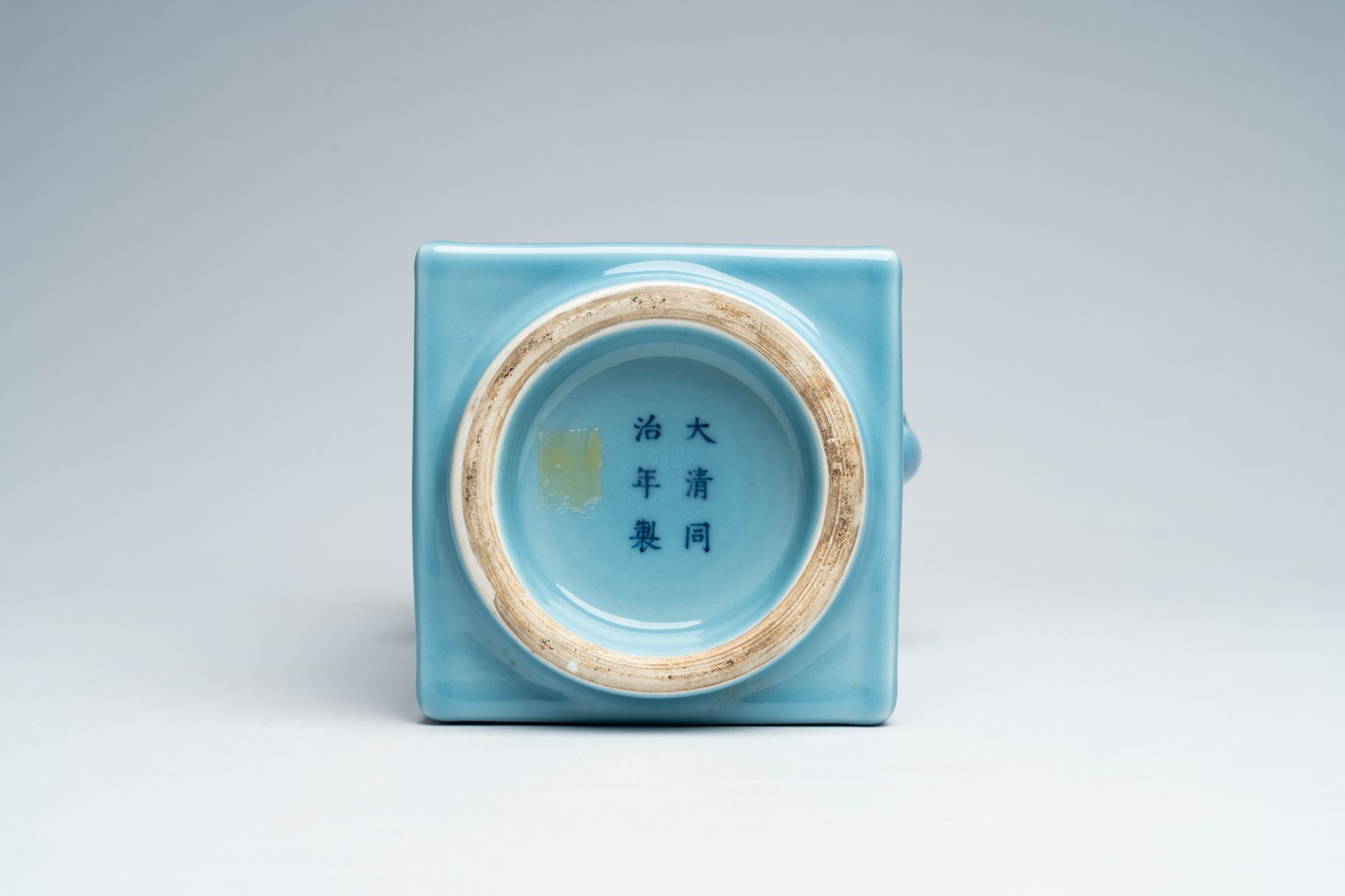 A Chinese lavender blue 'cong' vase, Tongzhi mark, 20th C. - Image 6 of 6