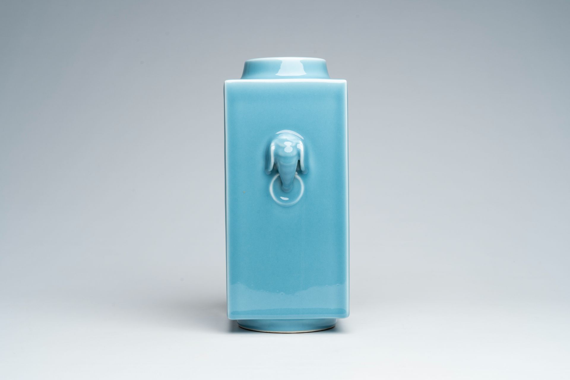 A Chinese lavender blue 'cong' vase, Tongzhi mark, 20th C. - Image 3 of 6