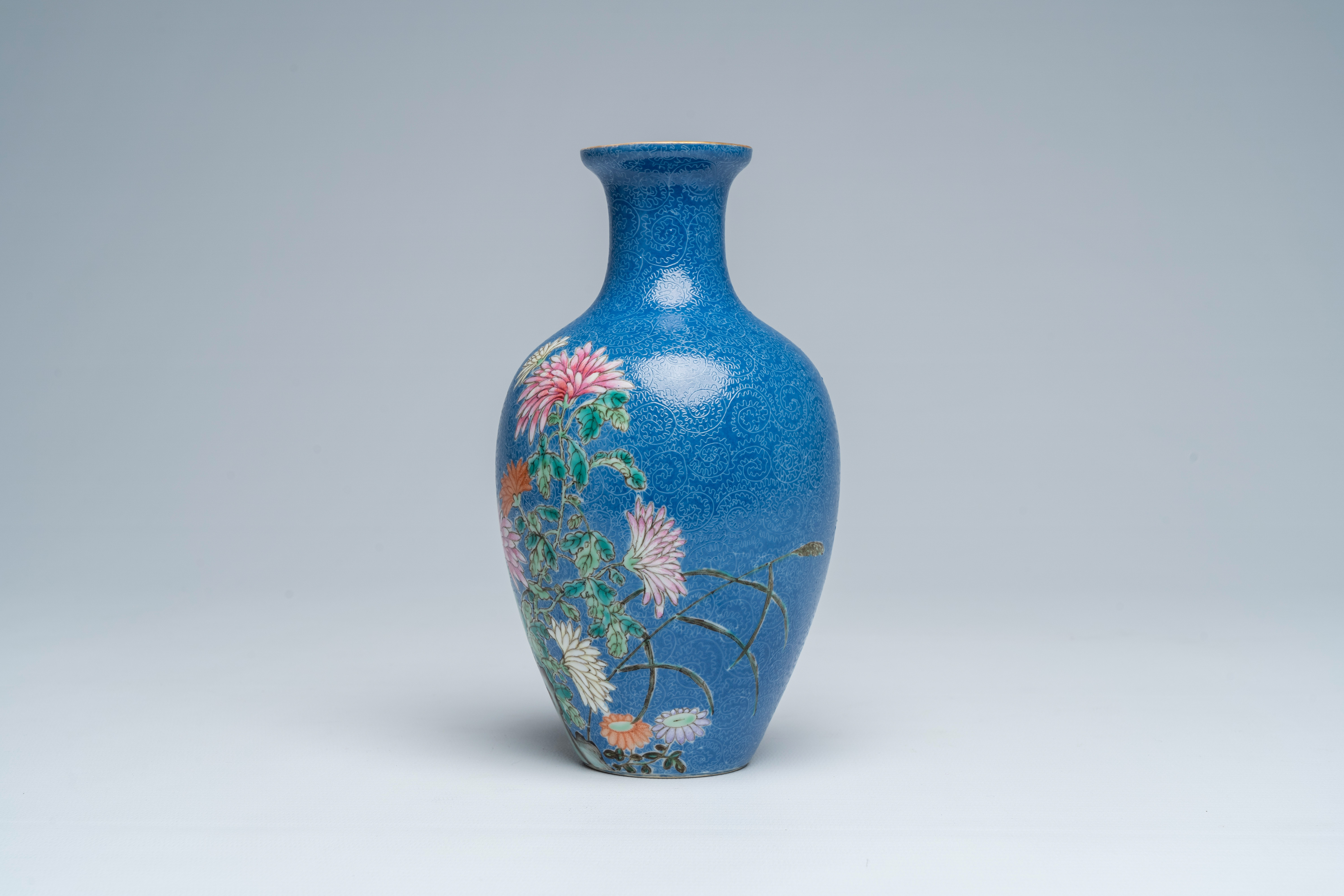 A Chinese famille rose blue-ground sgraffito vase with floral design, Hongxian mark, Republic, 20th - Bild 2 aus 6
