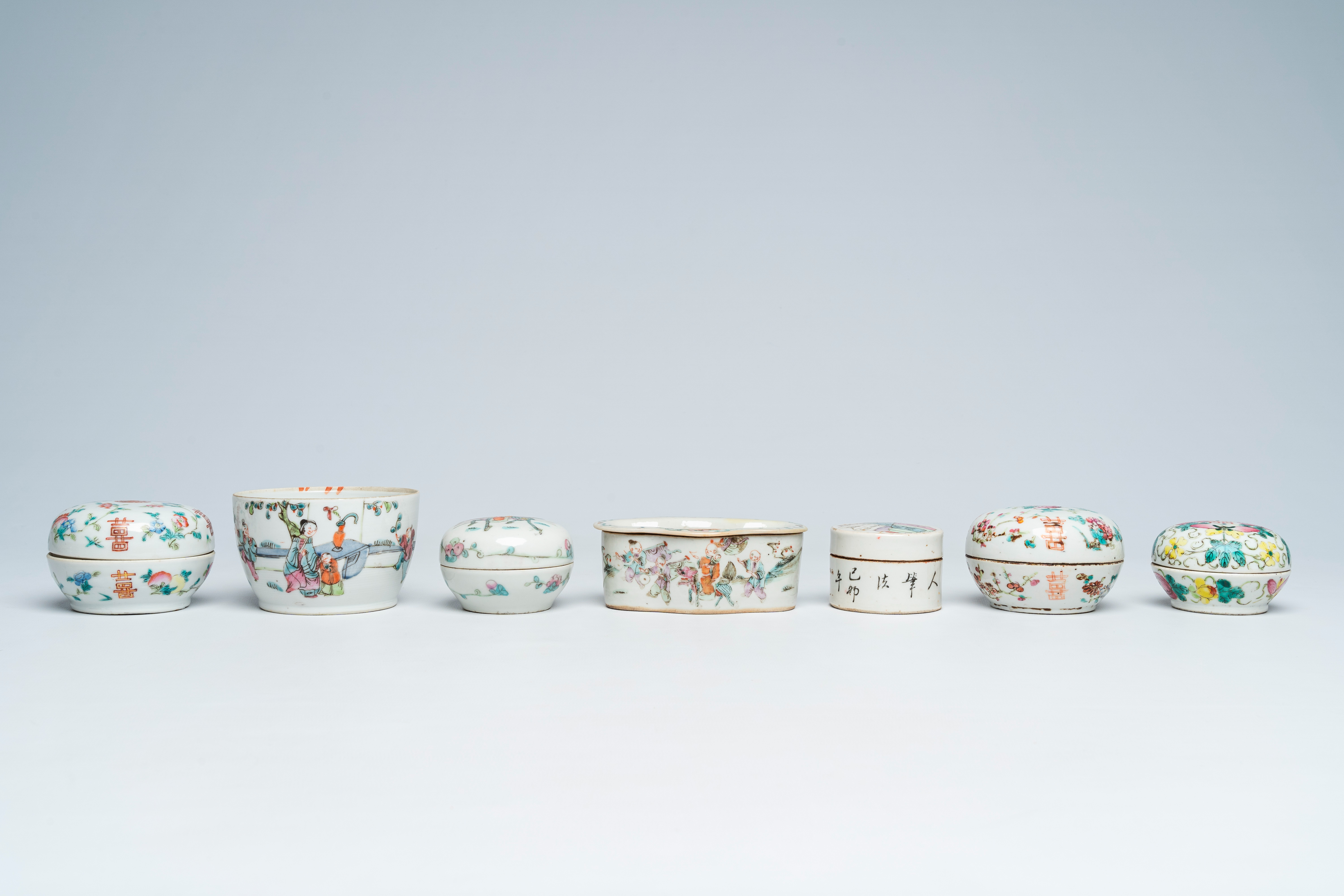 A varied collection of Chinese famille rose and qianjiang cai porcelain, 19th/20th C. - Image 7 of 15