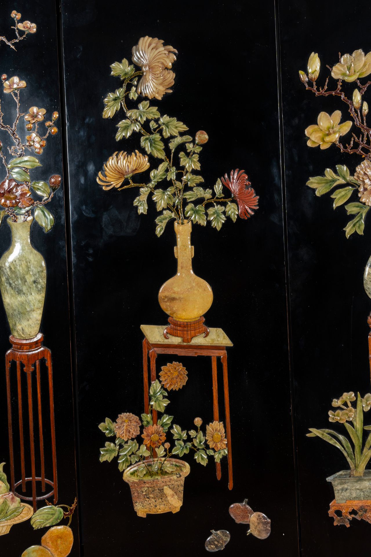 A Chinese four-panel room divider in precious stone-embellished lacquered wood, 20th C. - Image 7 of 9