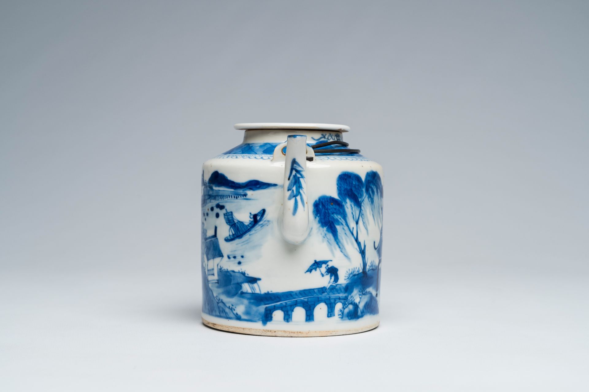 A Chinese blue and white Vietnamese market 'Bleu de Hue' teapot and cover and an 'Immortals' dish, 1 - Image 5 of 9