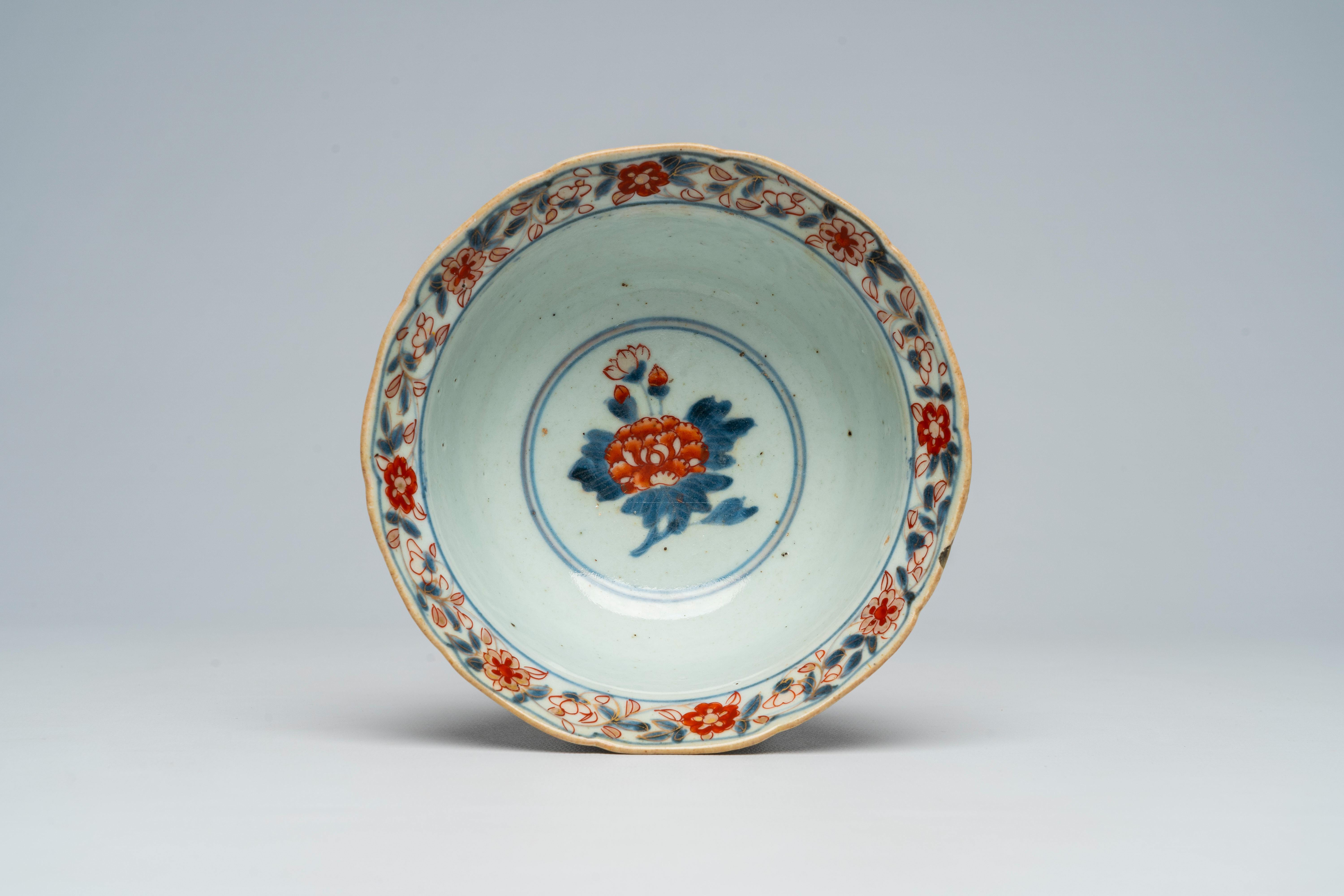 A Japanese Imari bowl and two plates with floral design, Edo/Meiji, 18th/19th C. - Image 8 of 9