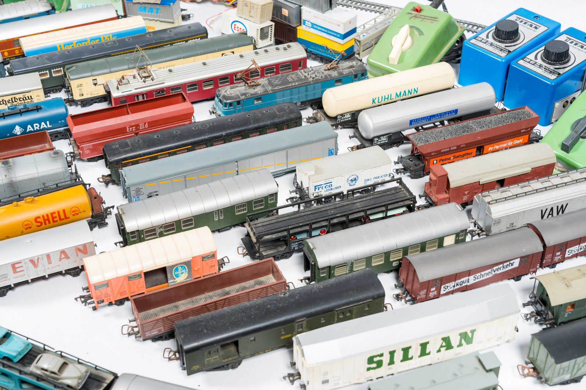 A large and varied collection of toy trains and attributes, various origins (a.o. Marklin), 20th C. - Image 3 of 10