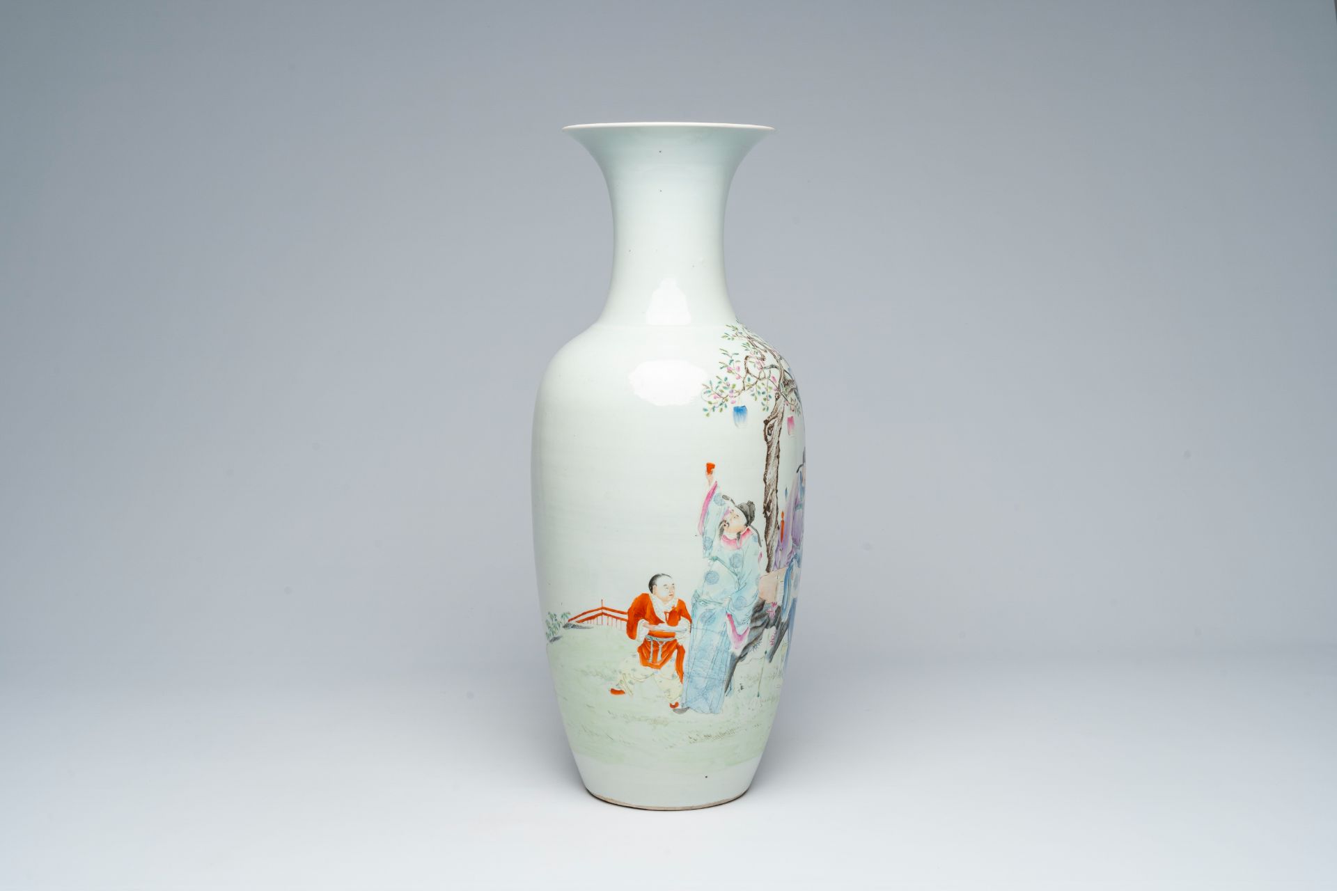 A Chinese famille rose 'Immortals' vase, Qianlong mark, 19th/20th C. - Image 4 of 6