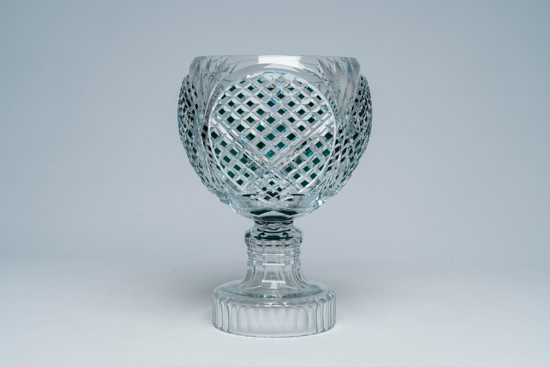 A green overlay crystal cut 'Zorba' bowl on foot, Val Saint Lambert, 20th C. - Bild 3 aus 7