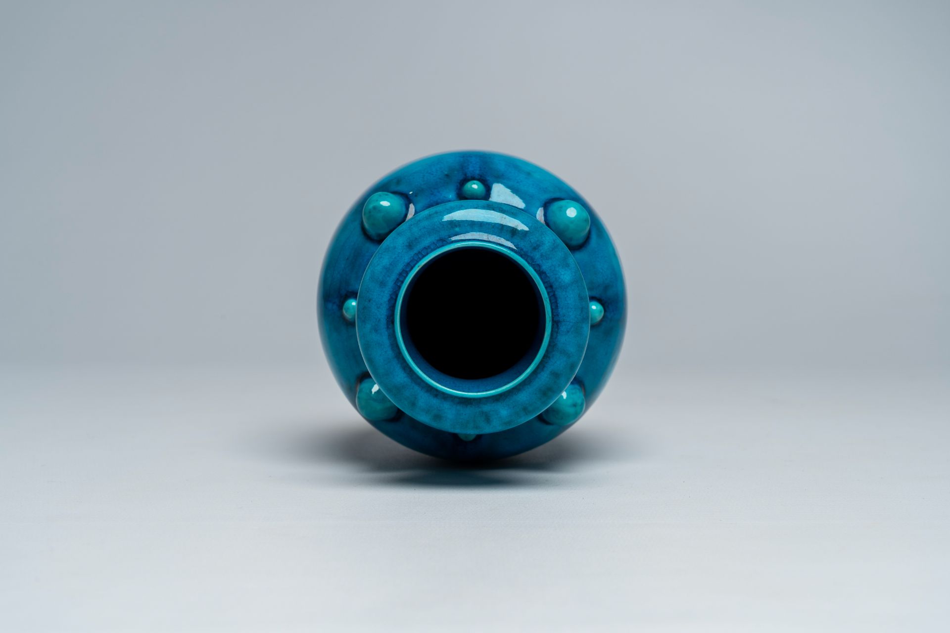 A Chinese monochrome turquoise vase, 19th C. - Image 5 of 6