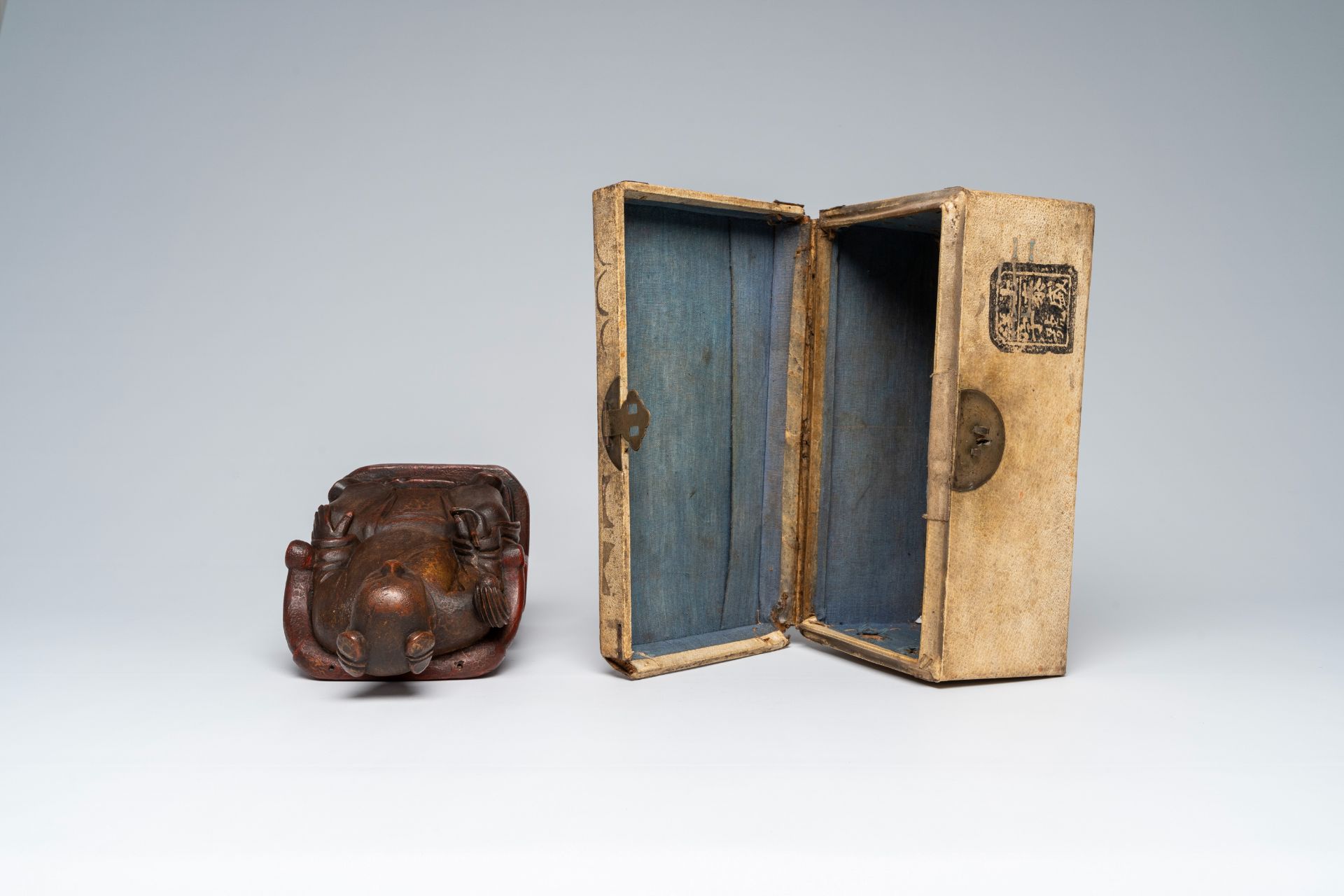 A Chinese polychrome wood sculpture, a collection of printing stamps and a travel case, 19th/20th C. - Image 10 of 11