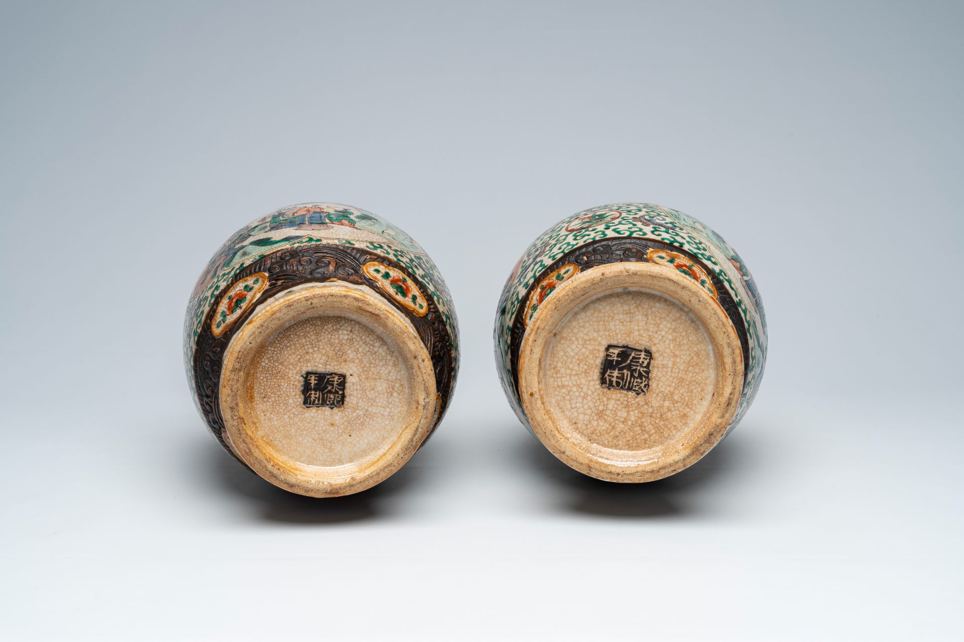 A pair of Chinese Nanking crackle glazed famille verte 'Immortals' vases, 19th C. - Image 6 of 6