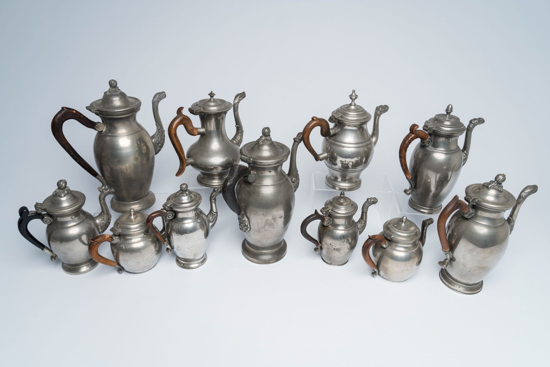 Eleven various pewter Empire 'dragon spout' jugs with wood handle, a.o. Brussels and Antwerp, 19th C - Image 5 of 9