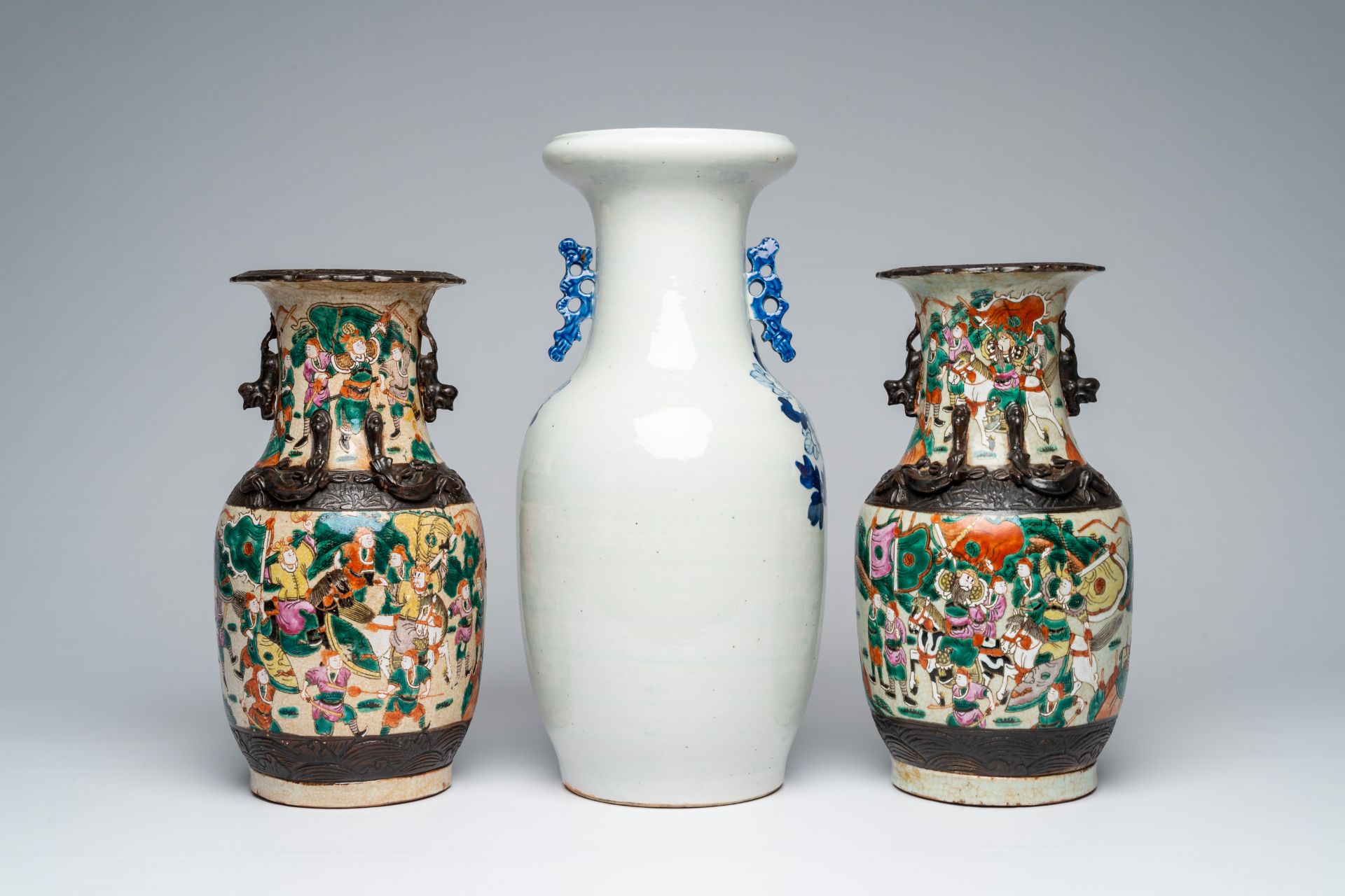A pair of Chinese Nanking crackle glazed famille rose 'warrior' vases and a blue and white 'phoenix' - Bild 4 aus 7