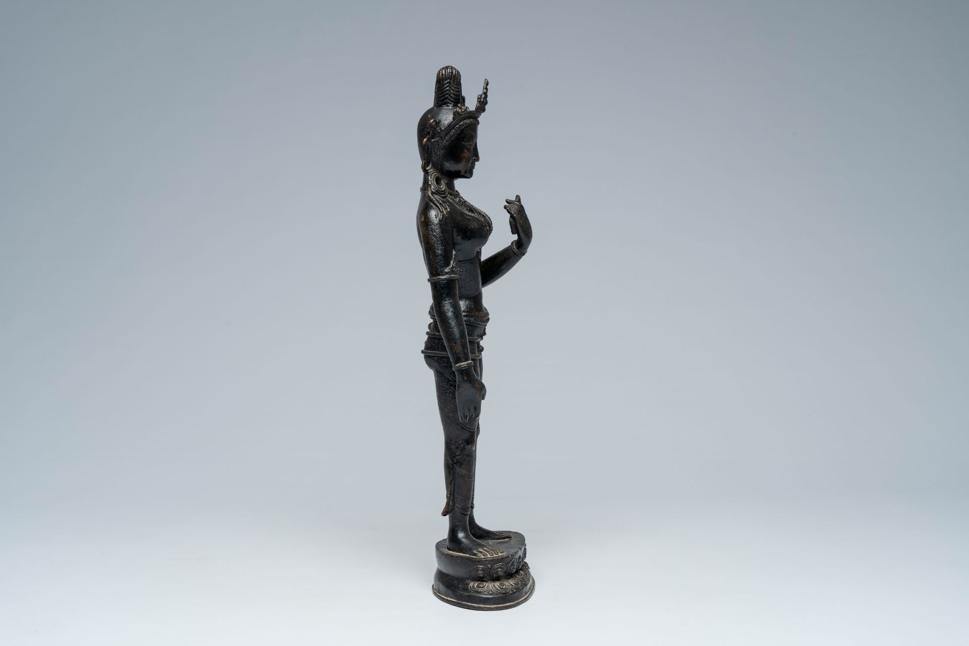 A large Nepalese patinated bronze figure of a standing Tara on a lotus throne, 19th/20th C. - Image 5 of 7
