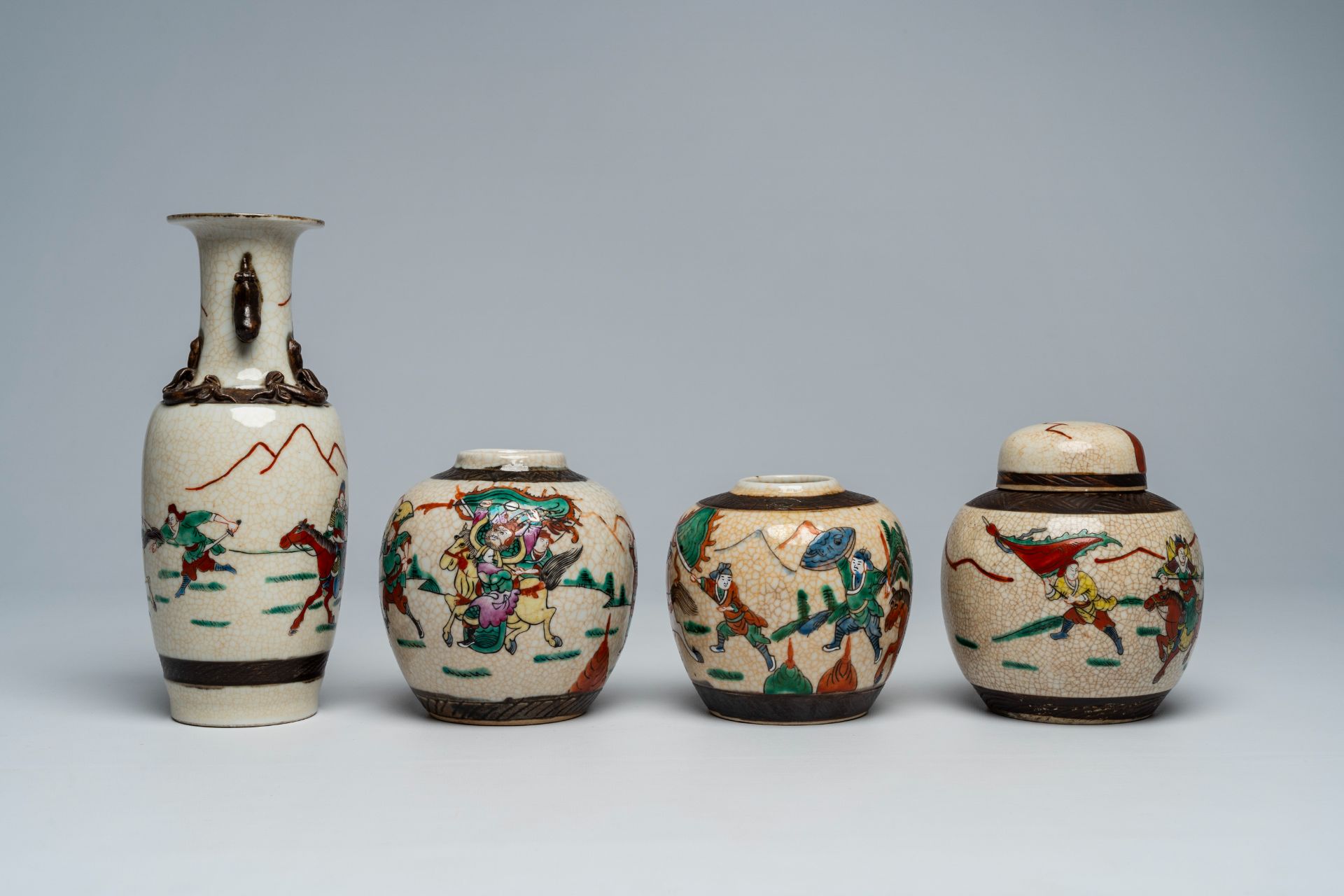A varied collection of Chinese Nanking crackle glazed famille rose and verte vases and jars with war - Bild 11 aus 13
