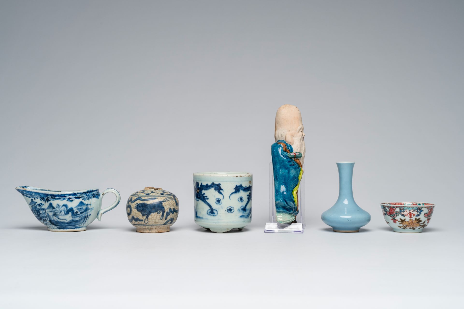 A varied collection of Chinese and Japanese porcelain, 18th C. and later - Image 4 of 9