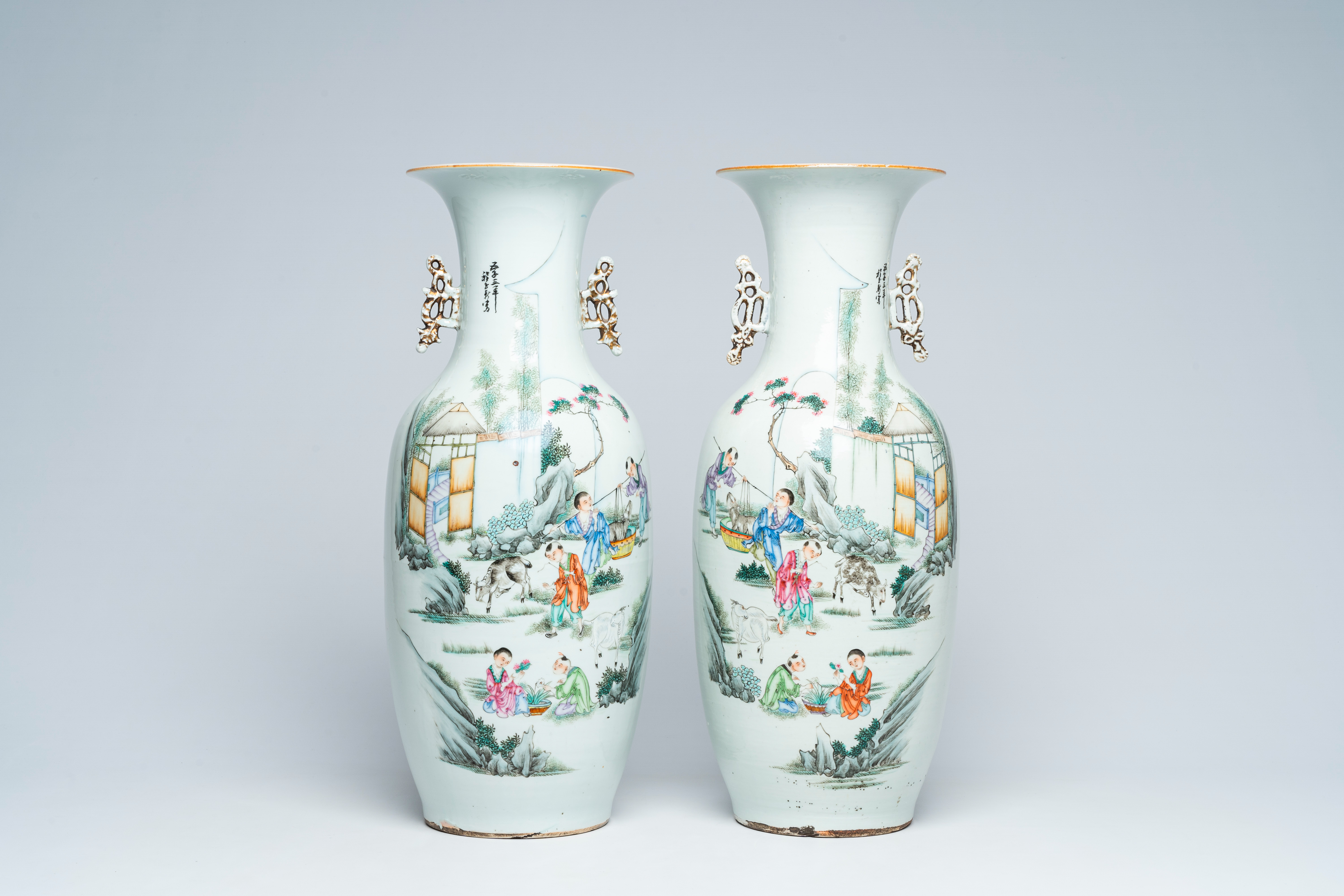 A pair of Chinese famille rose vases with playing children and goats in a landscape, 19th/20th C. - Bild 2 aus 7