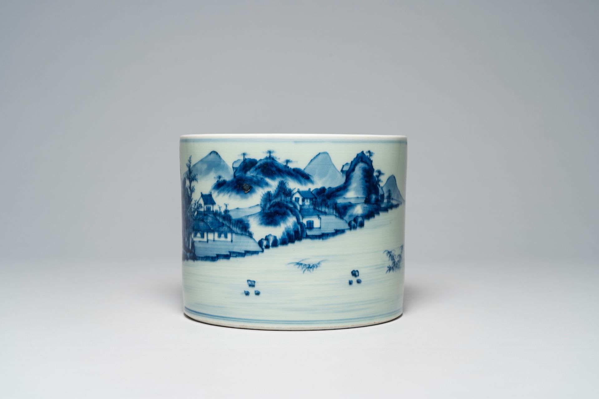 A Chinese blue and white brush pot with an animated river landscape, 19th/20th C. - Image 5 of 7