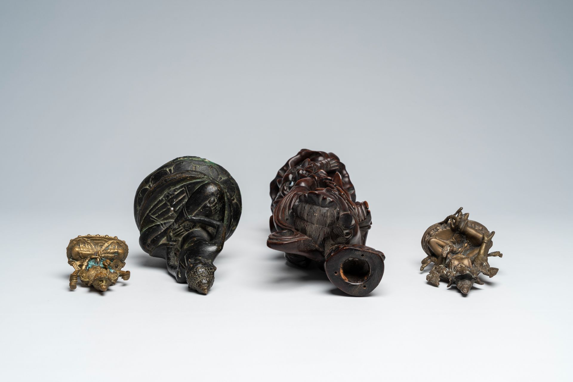 Four Asian bronze and wood sculptures, 19th/20th C. - Image 6 of 7