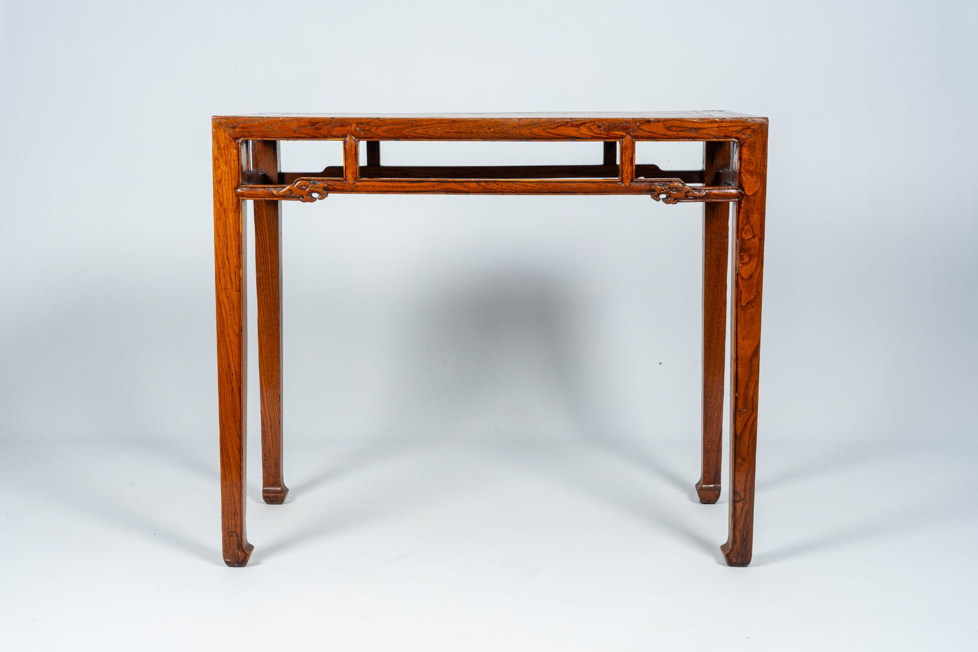 A Chinese wood side table with stylized dragon heads, 19th/20th C. - Image 4 of 8