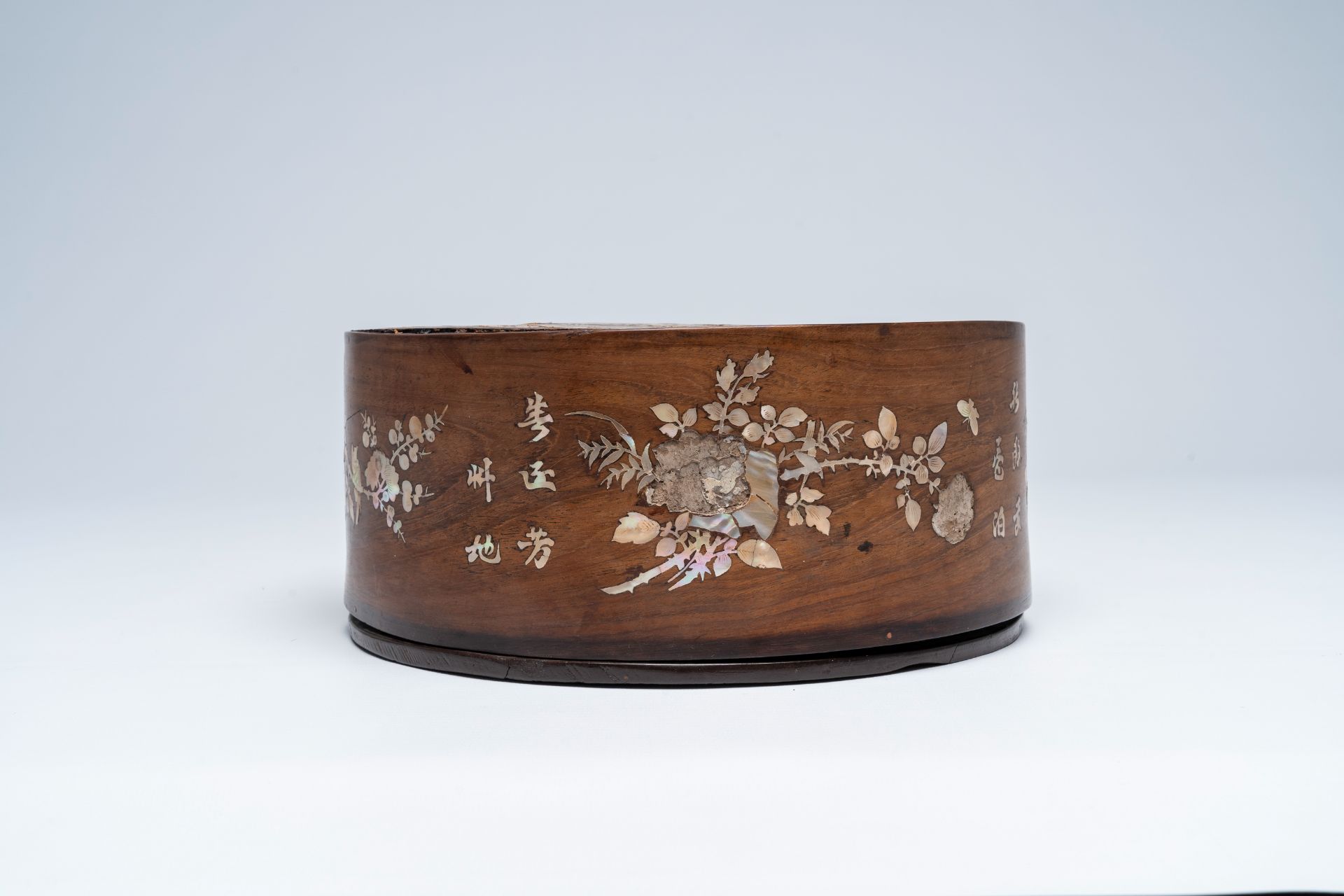 A large Chinese mother of pearl-inlaid wooden tray and a box and cover, 19th/20th C. - Image 8 of 13