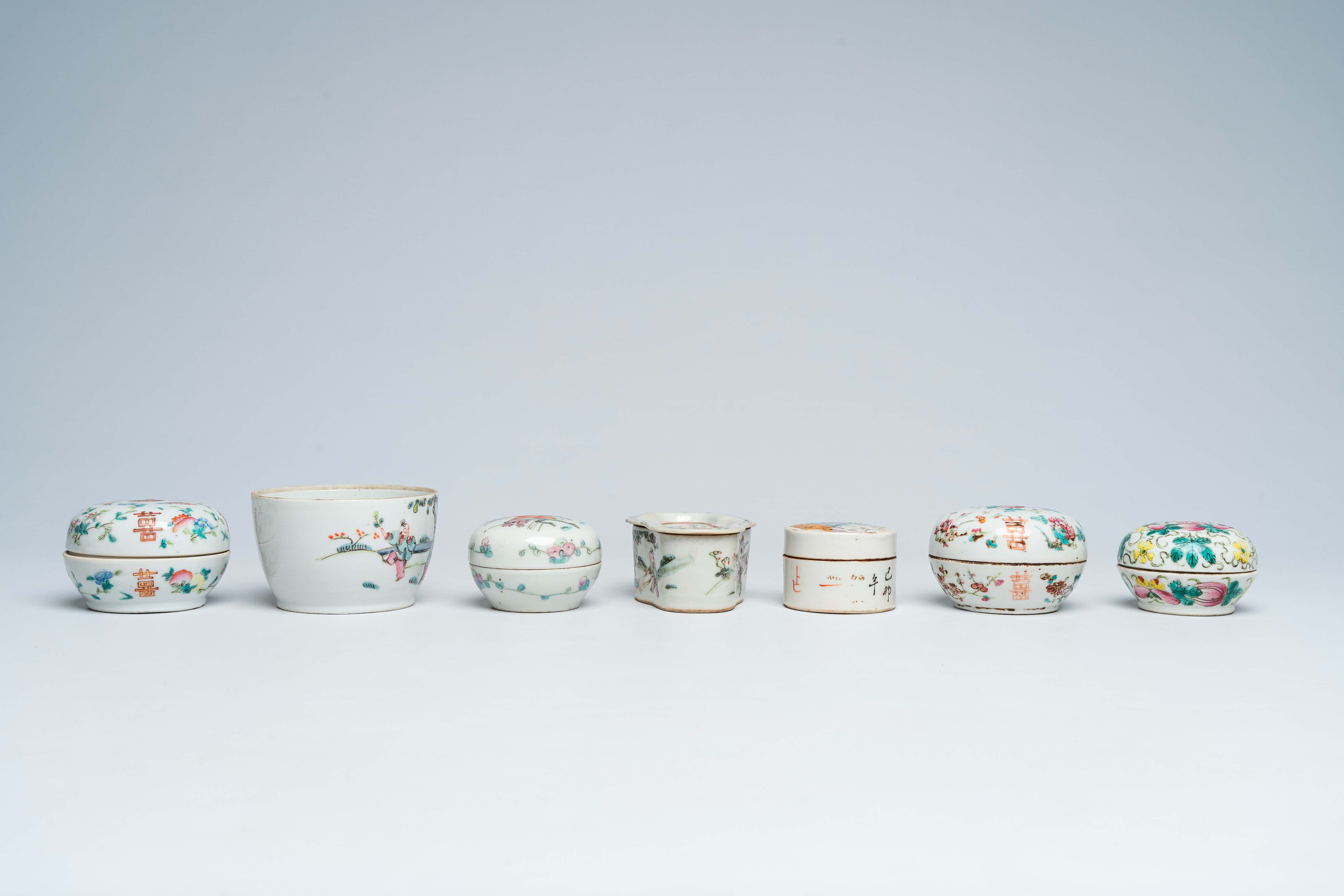 A varied collection of Chinese famille rose and qianjiang cai porcelain, 19th/20th C. - Image 10 of 15