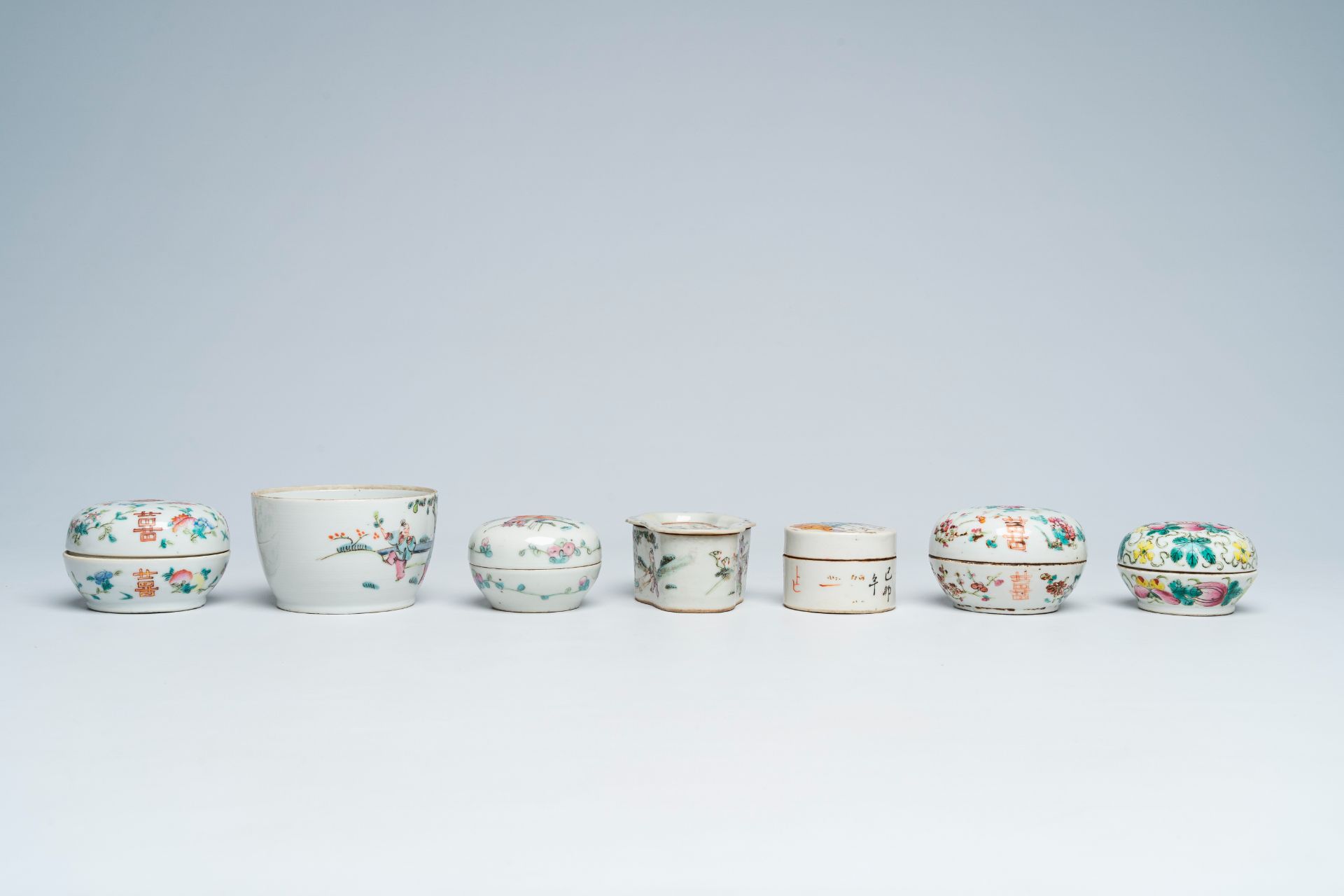 A varied collection of Chinese famille rose and qianjiang cai porcelain, 19th/20th C. - Image 10 of 15