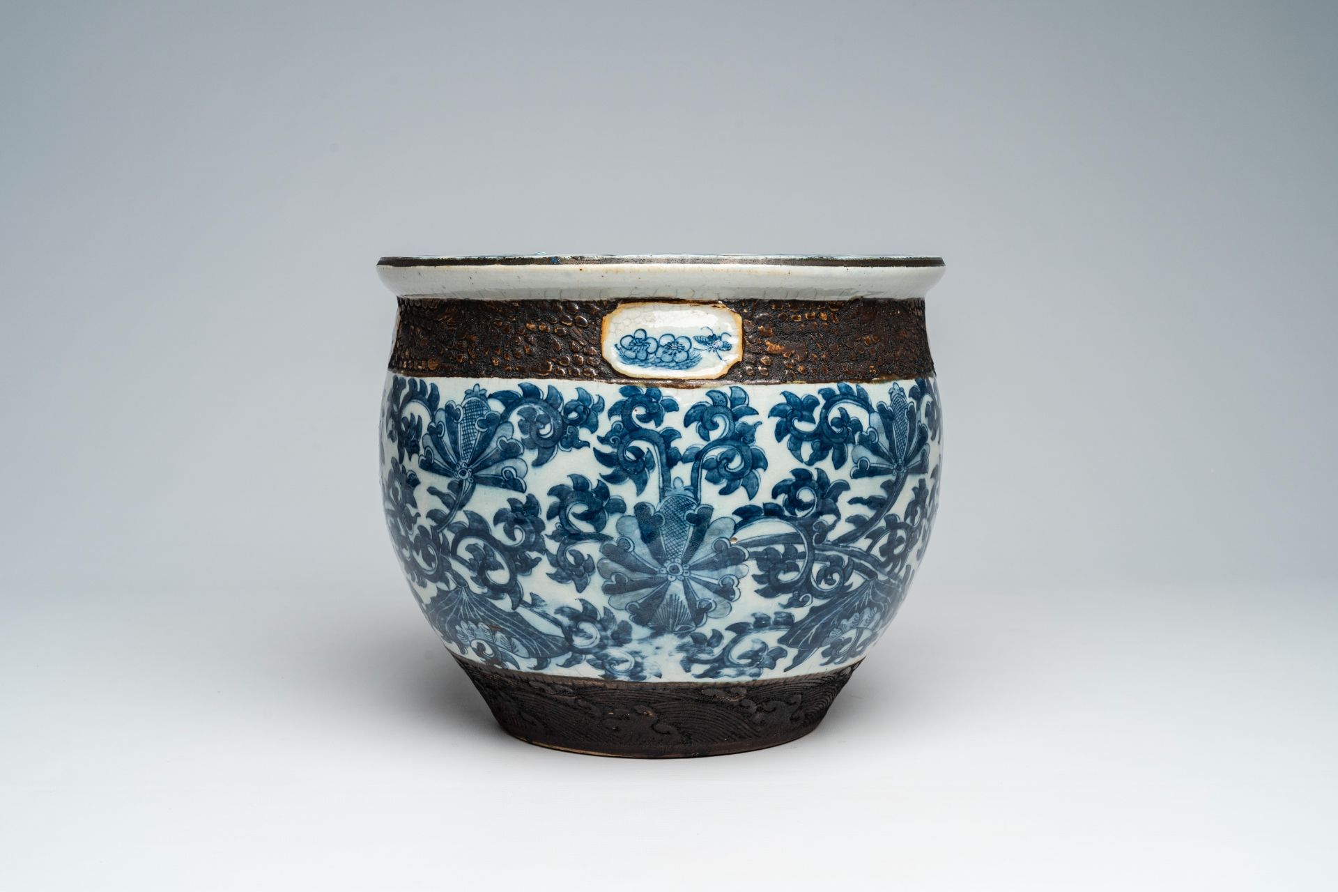 A Chinese Nanking craquelÃ© blue and white jardiniÃ¨re with floral design, 19th C. - Image 3 of 7