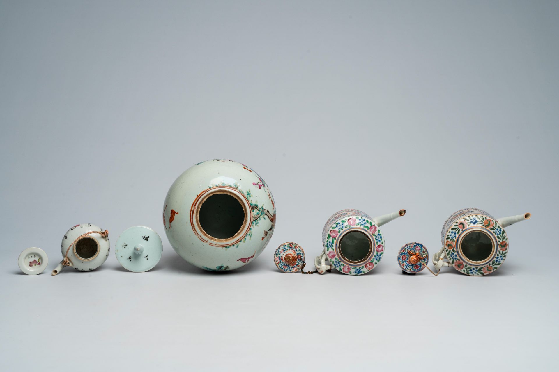 A varied collection of Chinese famille rose porcelain with figures and floral design, 19th/20th C. - Image 6 of 13