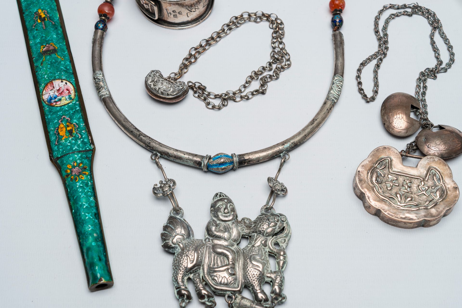 A varied collection of Chinese jewelery and metalwork, 19th/20th C. - Image 3 of 9