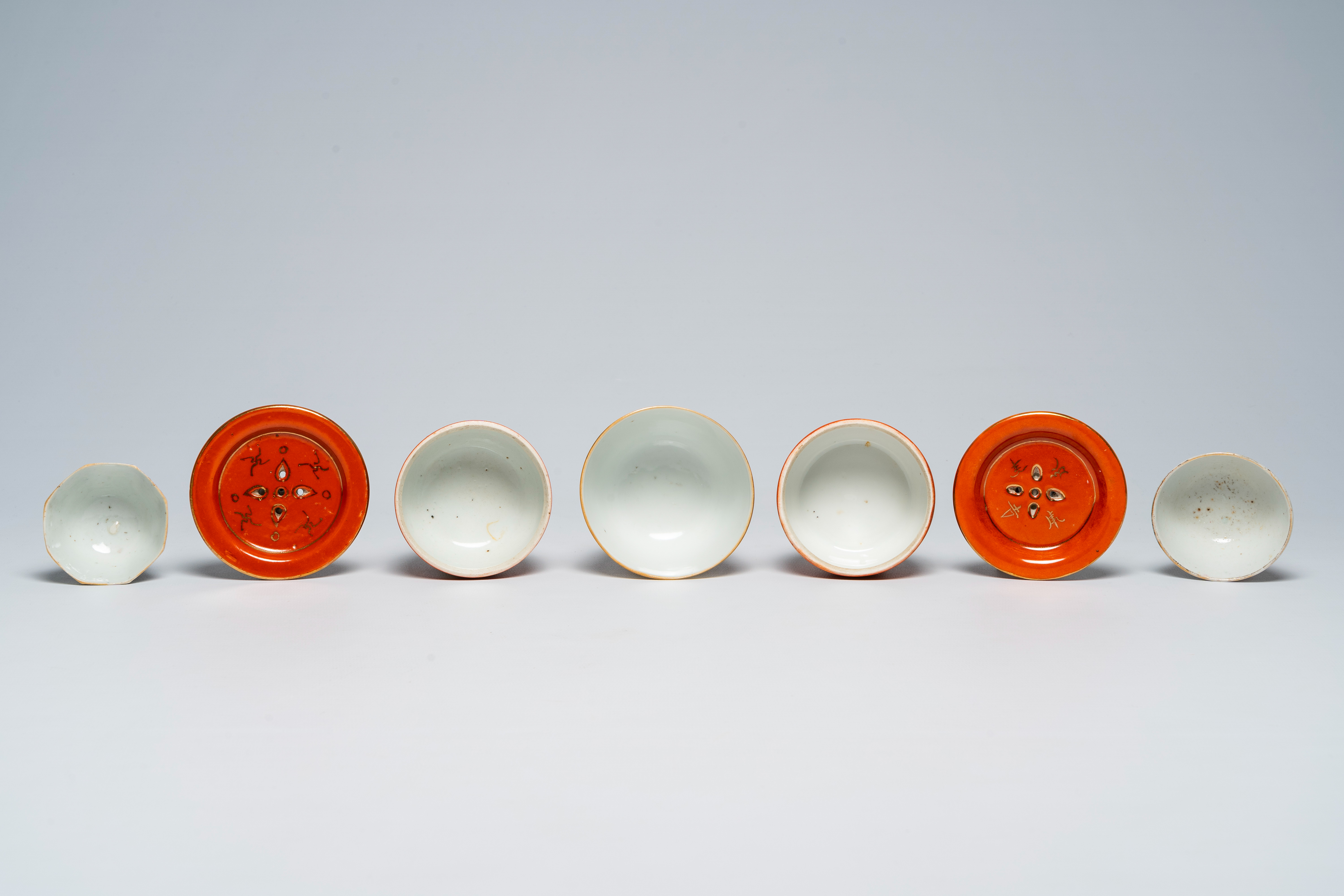 A varied collection of Chinese famille rose bowls, 19th/20th C. - Bild 12 aus 13