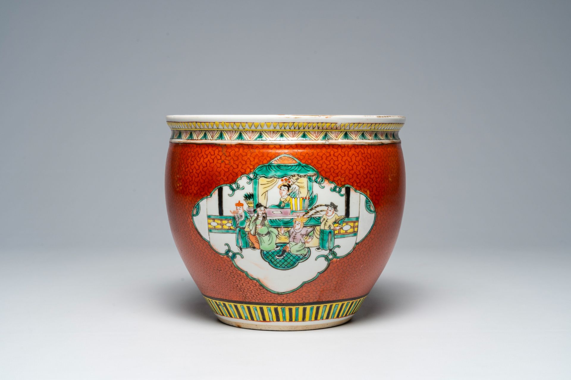 A Chinese red coral ground famille verte jardiniÃ¨re with warrior and palace scenes, 19th C. - Image 4 of 7