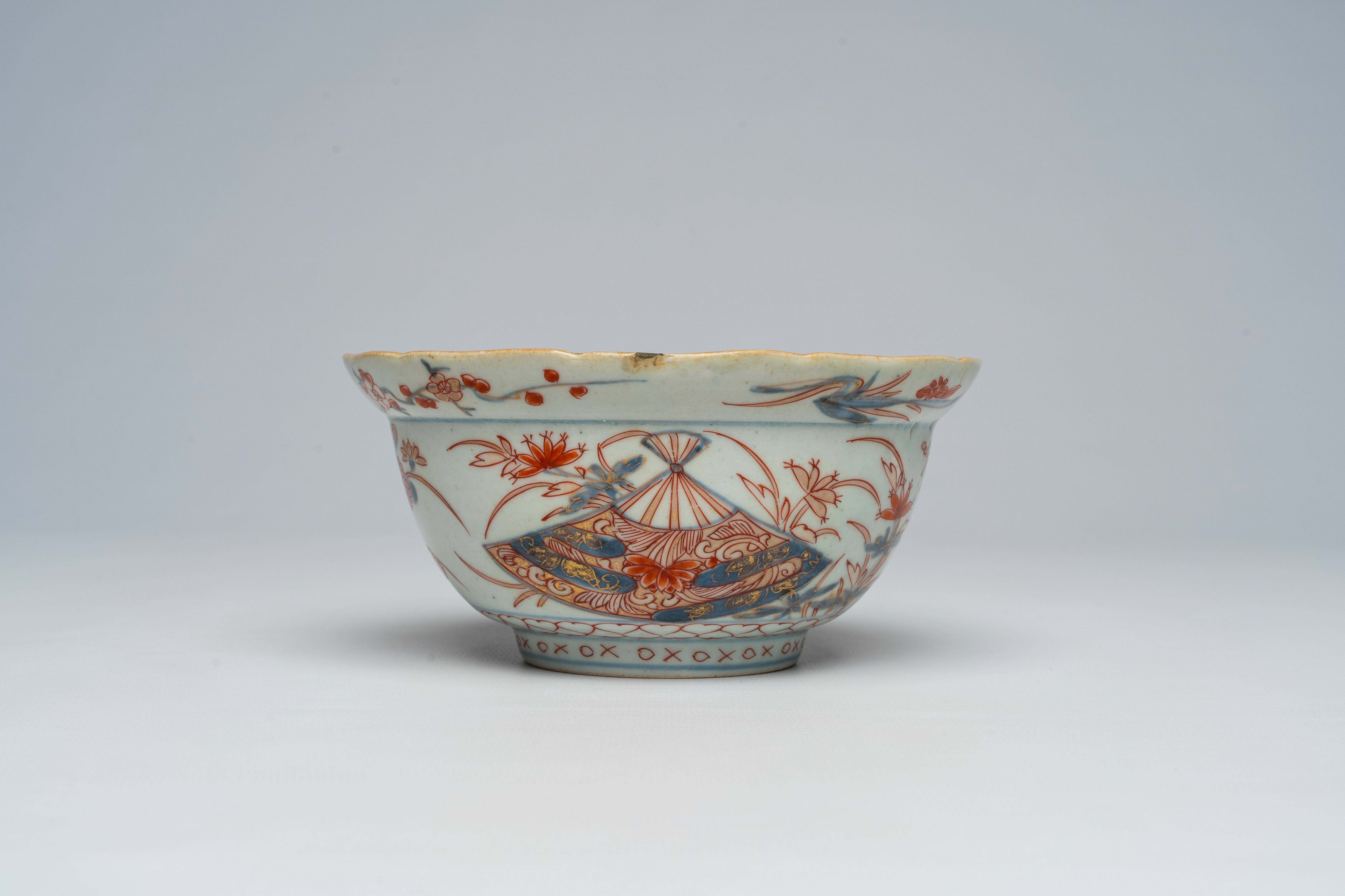 A Japanese Imari bowl and two plates with floral design, Edo/Meiji, 18th/19th C. - Image 6 of 9