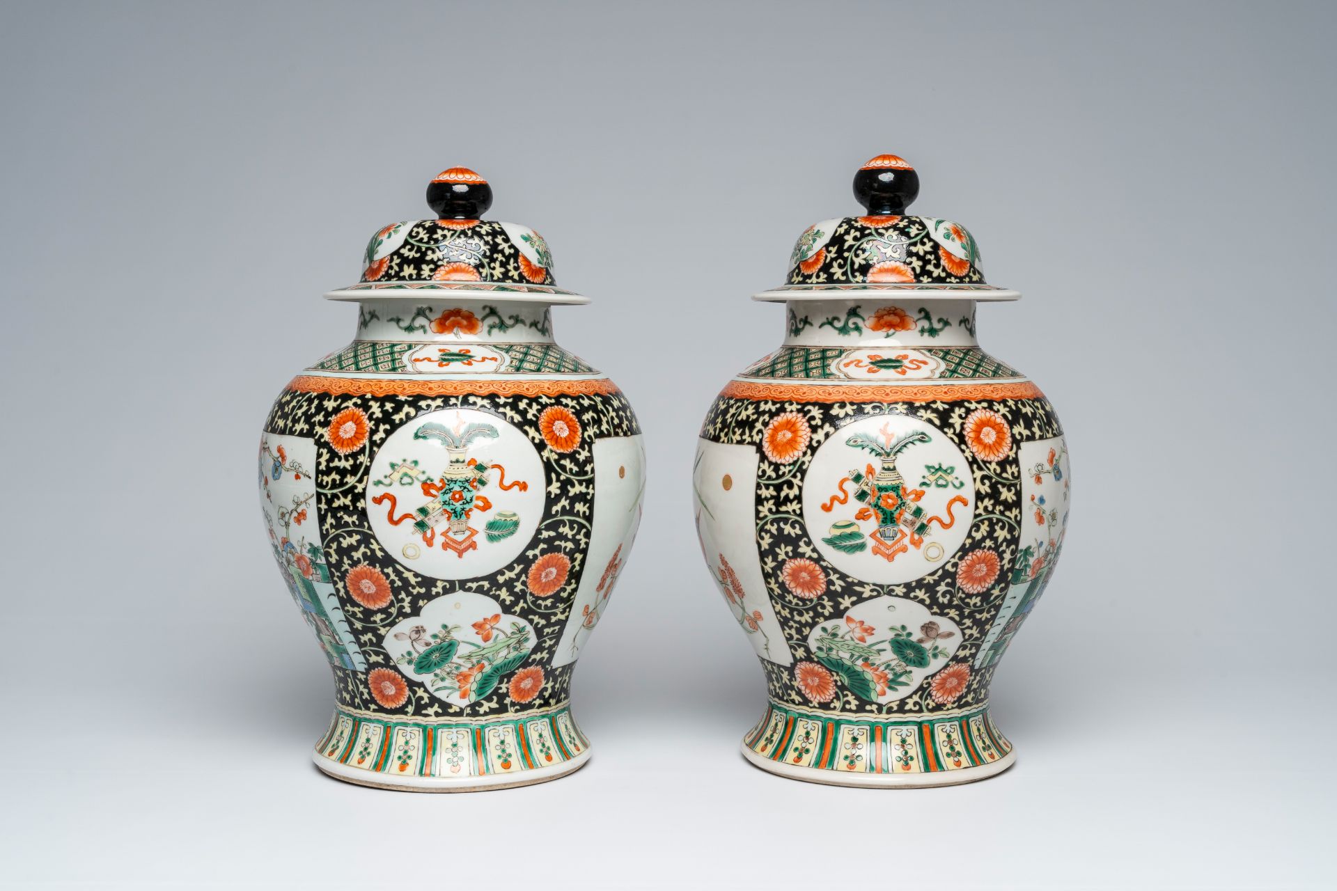 A pair of Chinese famille verte vases and covers with birds on blossoming branches, 19th C. - Image 2 of 6