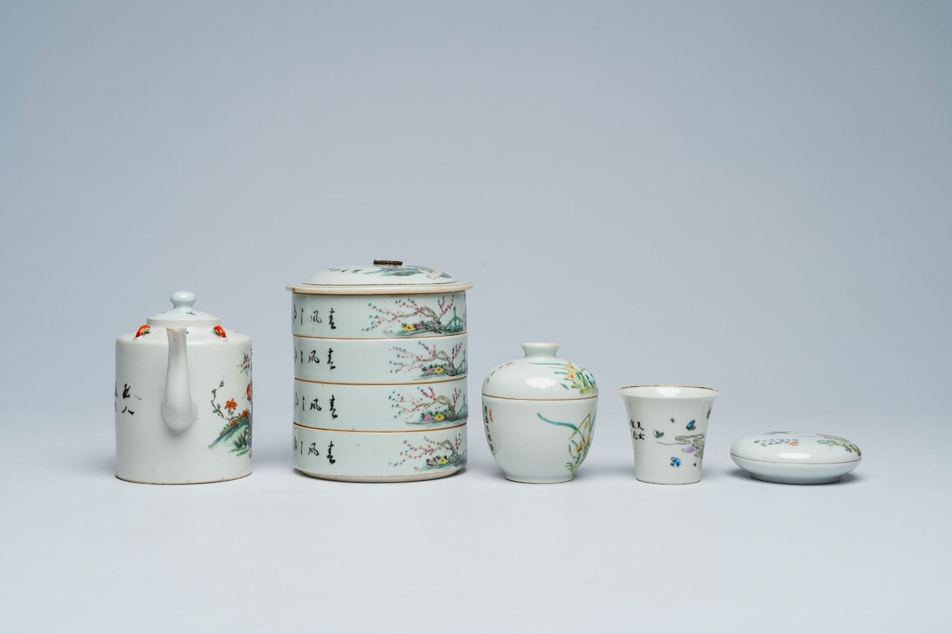 A varied collection of Chinese qianjiang cai porcelain, 19th/20th C. - Image 7 of 11