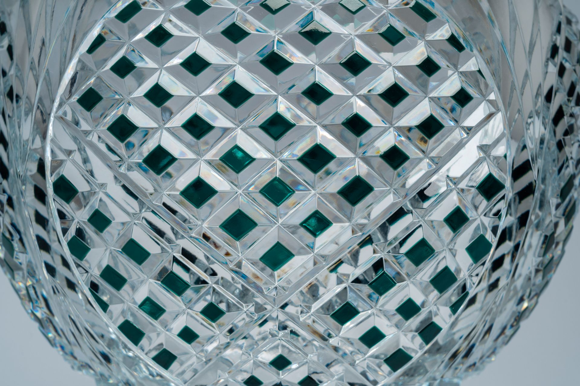 A green overlay crystal cut 'Zorba' bowl on foot, Val Saint Lambert, 20th C. - Bild 7 aus 7