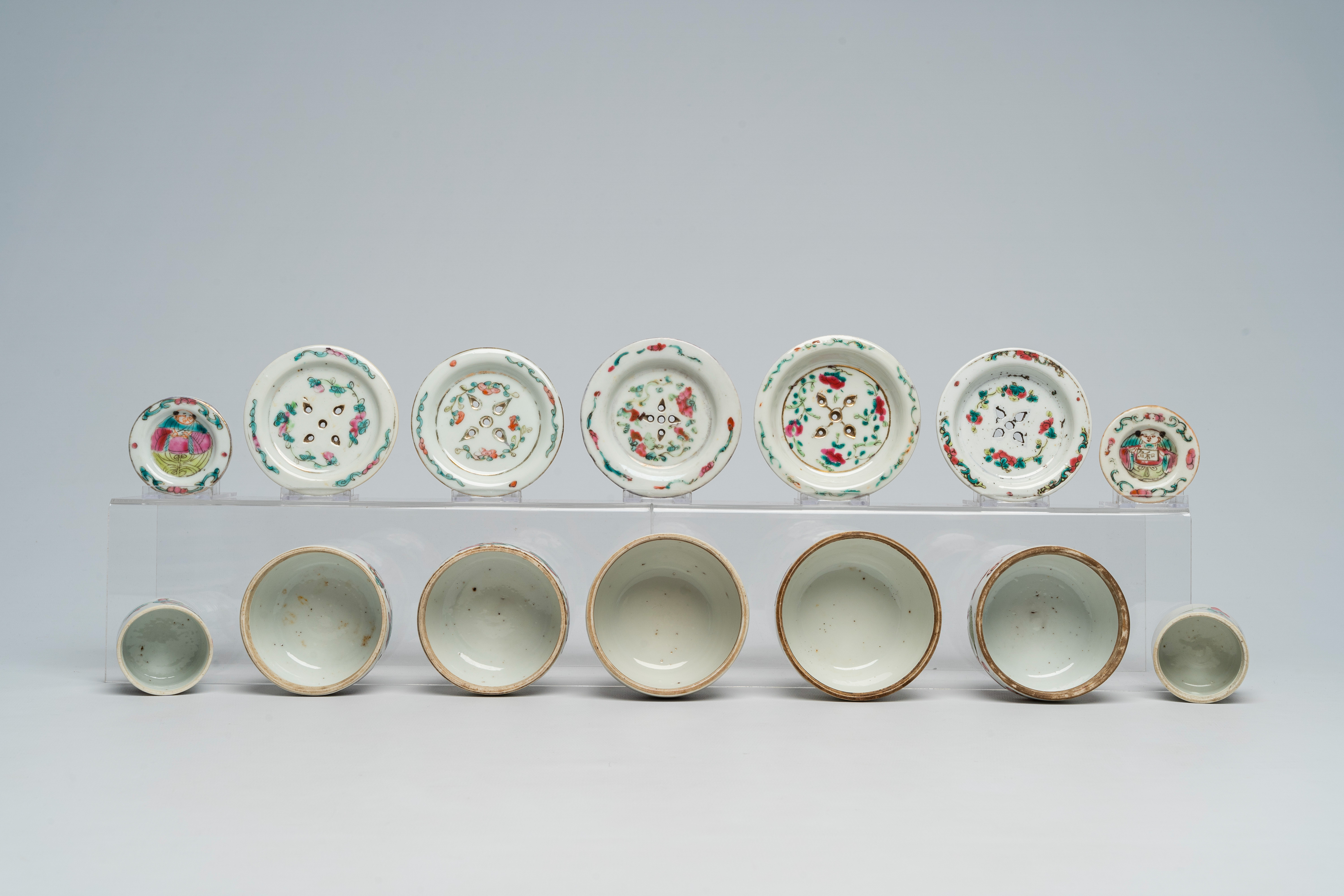 A varied collection of Chinese famille rose porcelain with figures and floral design, 19th/20th C. - Bild 12 aus 13