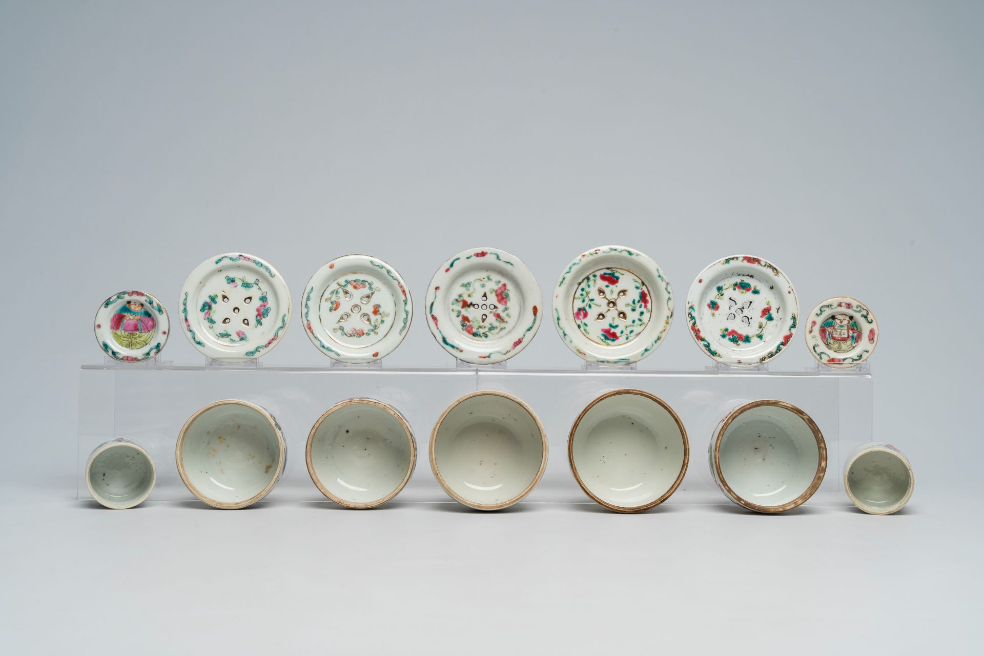 A varied collection of Chinese famille rose porcelain with figures and floral design, 19th/20th C. - Image 12 of 13