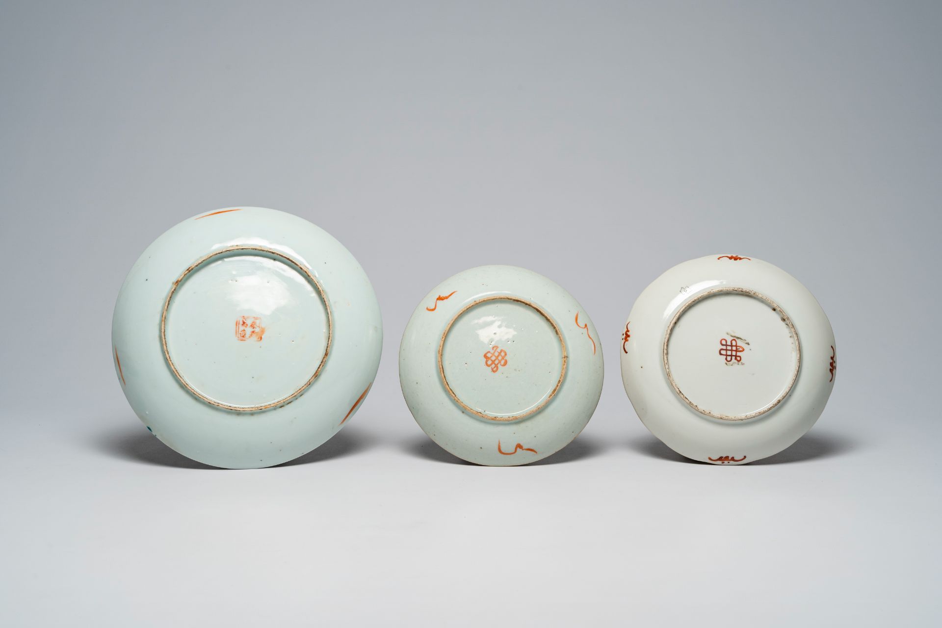 A varied collection of Chinese famille rose and polychrome porcelain, 19th/20th C. - Image 3 of 16