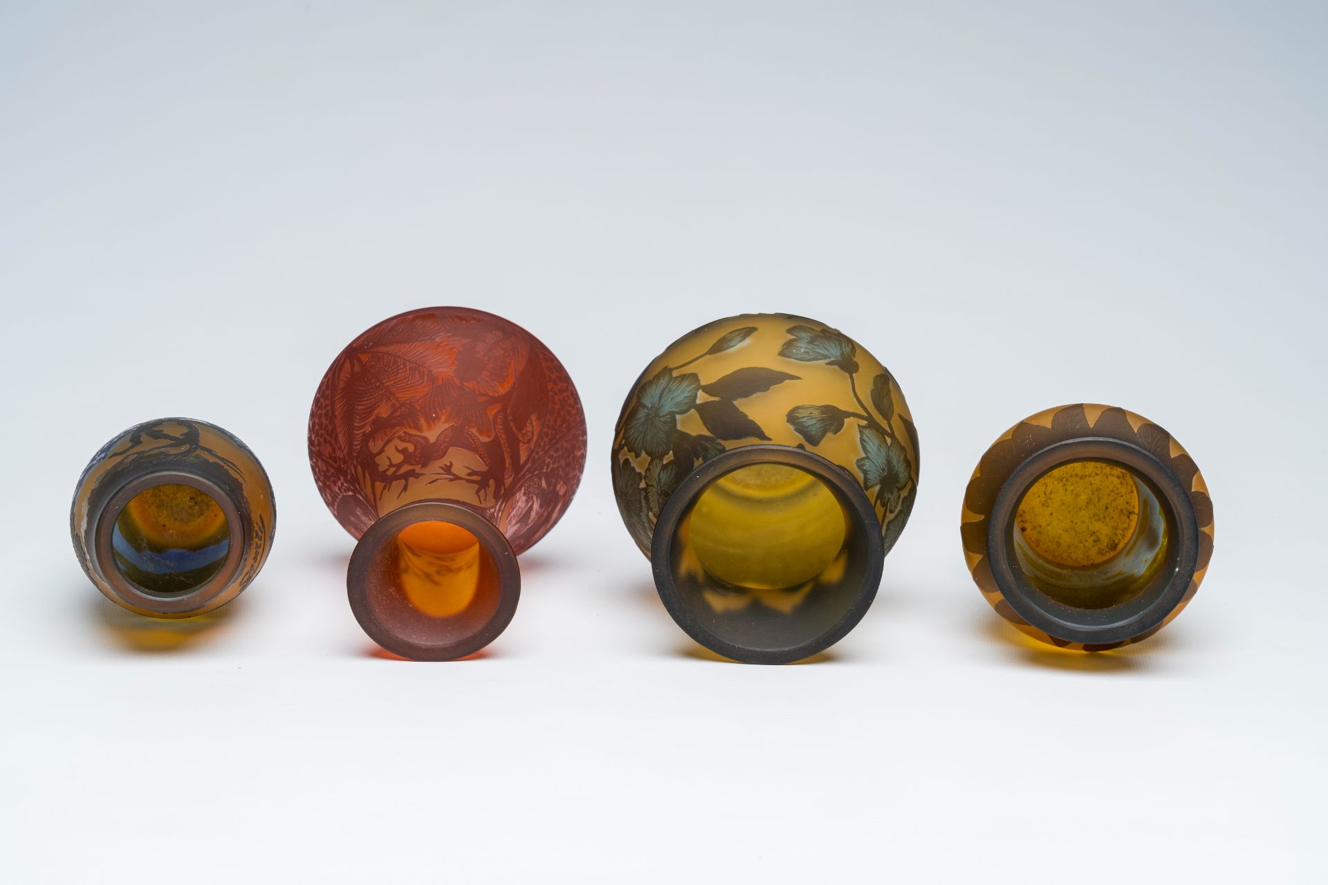 Emile GallÃ© (1846-1904): Four cameo glass Art Nouveau vases with landscapes and floral design, 20th - Bild 6 aus 8