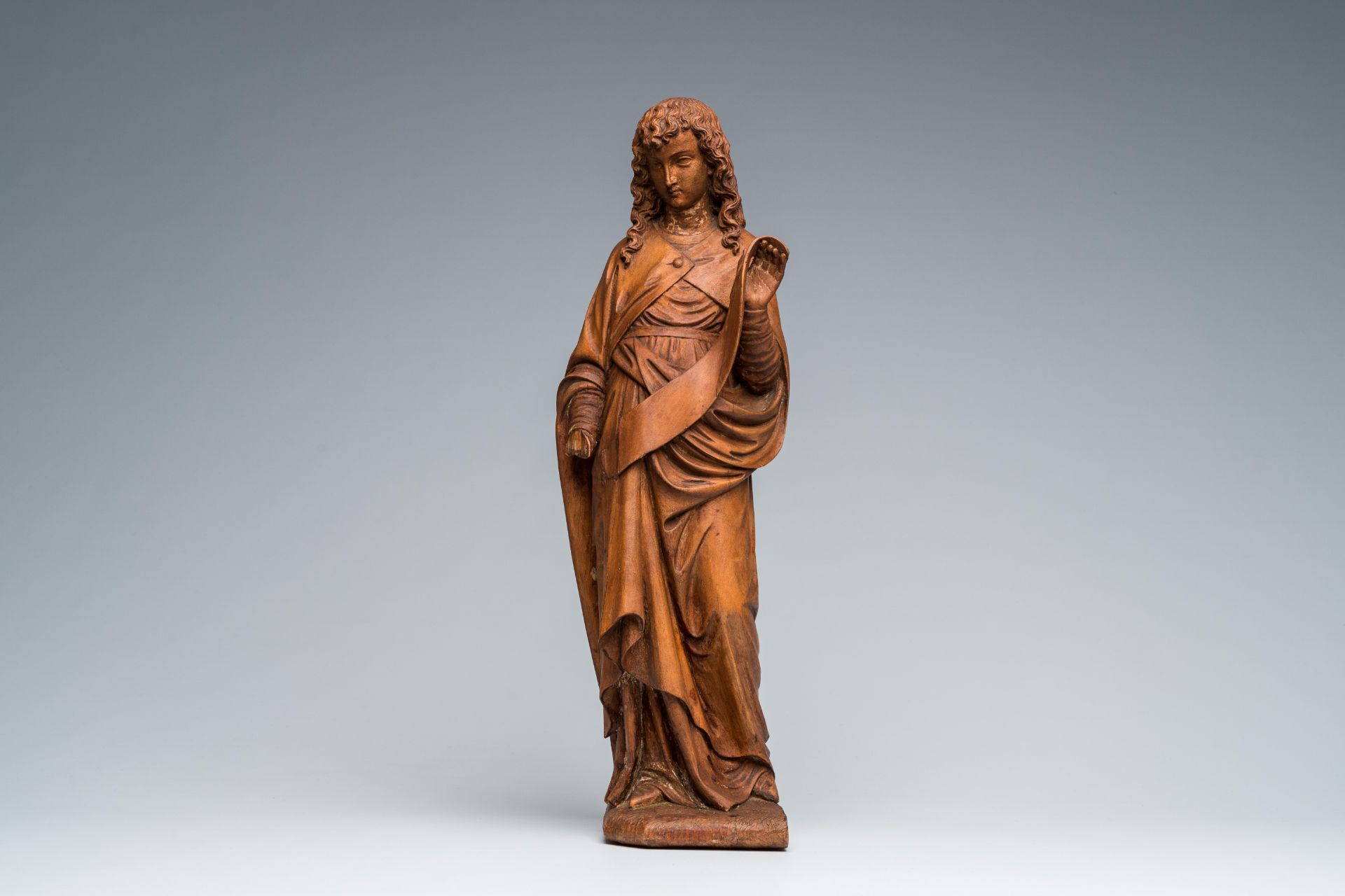 A Flemish Gothic Revival carved wood altar angel with traces of polychromy, 19th C. - Image 2 of 8