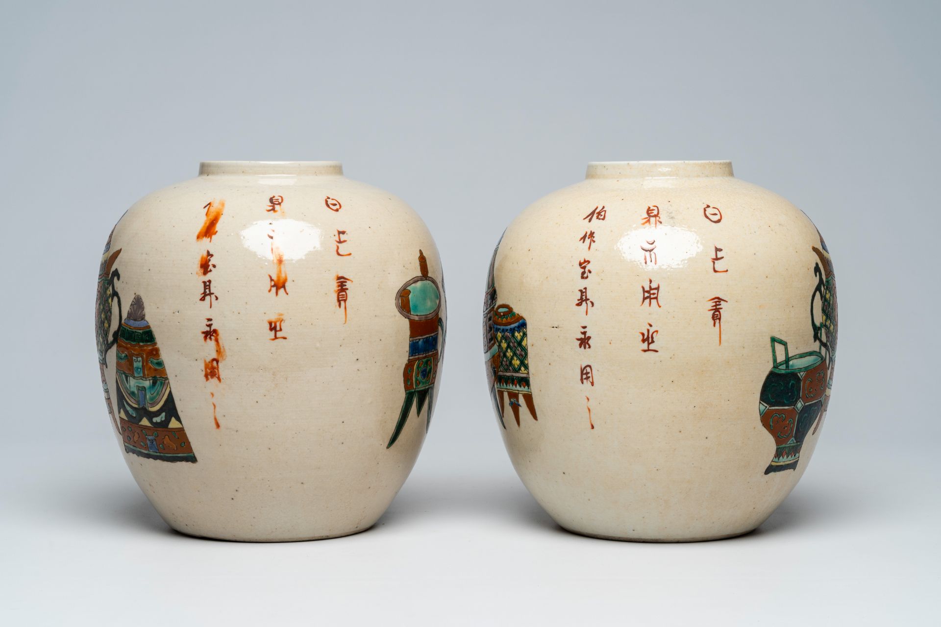 A pair of Chinese Nanking crackle glazed famille verte ginger jars with antiquities design, 19th C. - Bild 4 aus 6