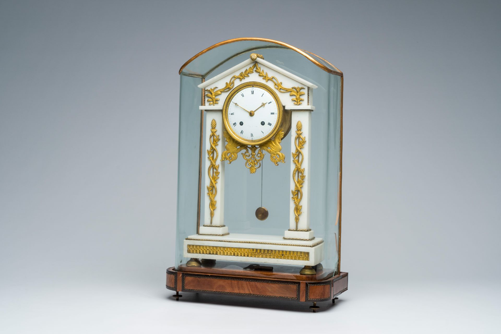 A French gilt bronze mounted white marble portico clock under glass dome and on a wooden base, 19th - Bild 2 aus 13