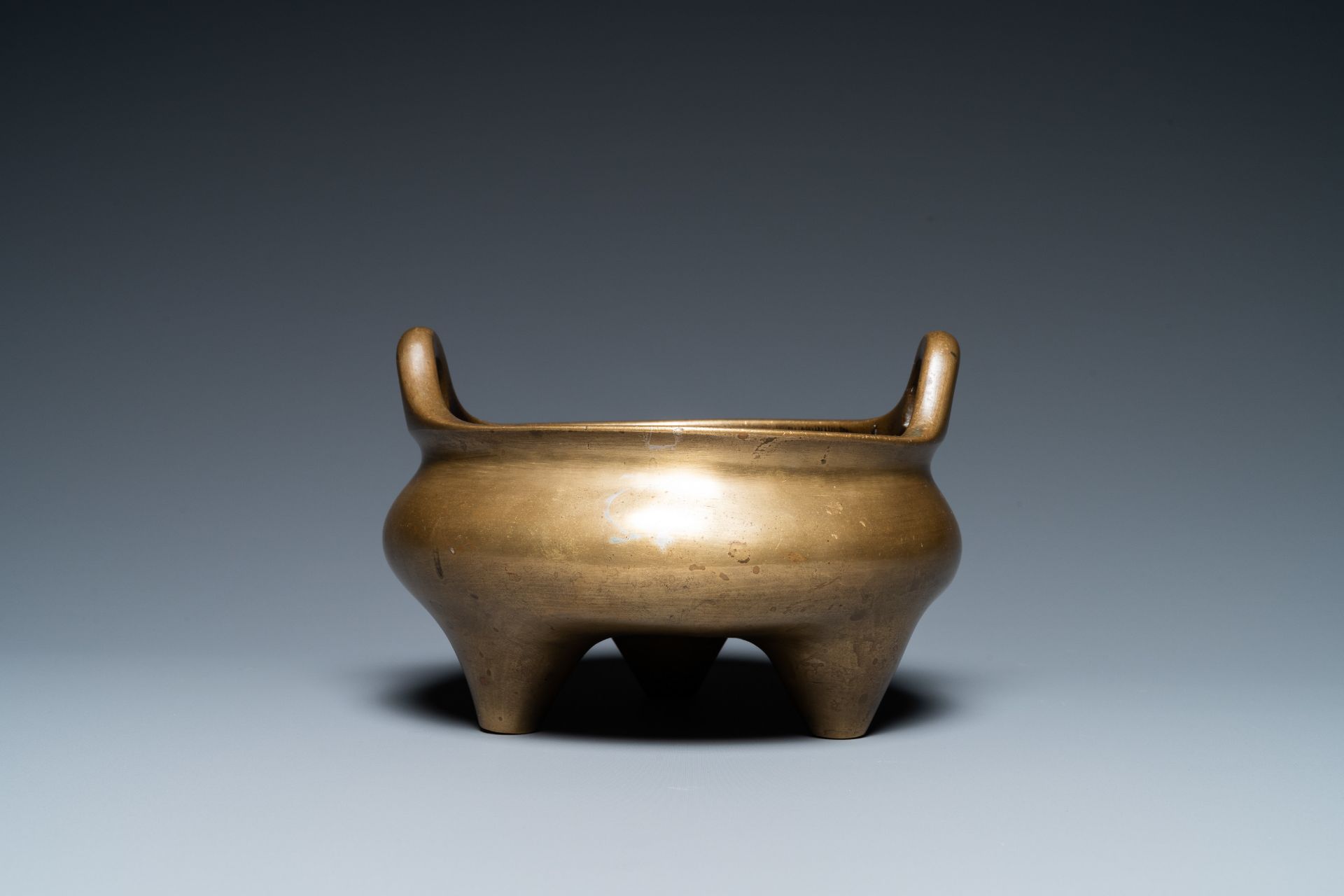 A Chinese bronze tripod censer, Xuande mark, 19th C. - Image 4 of 7