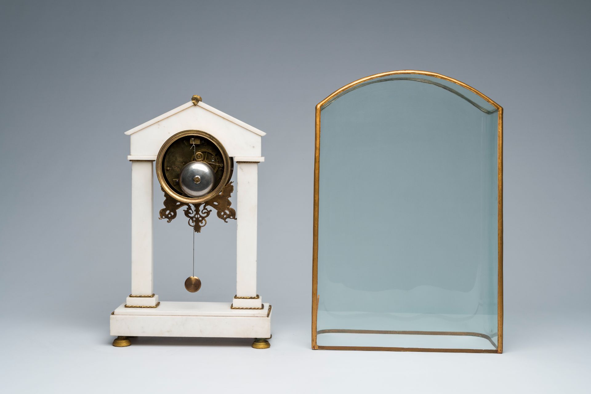 A French gilt bronze mounted white marble portico clock under glass dome and on a wooden base, 19th - Bild 7 aus 13